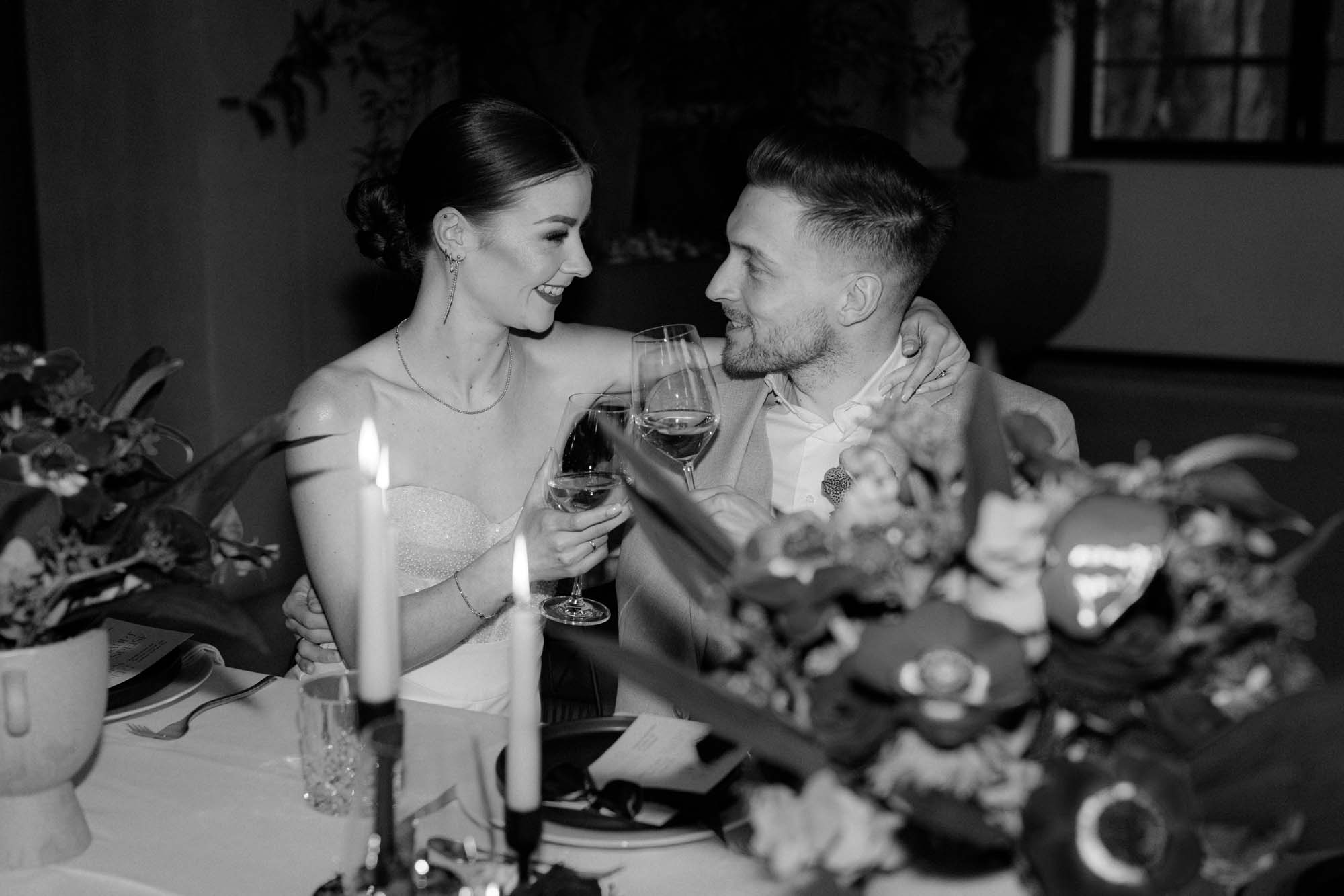 Brautpaar schaut sich lächelnd an.