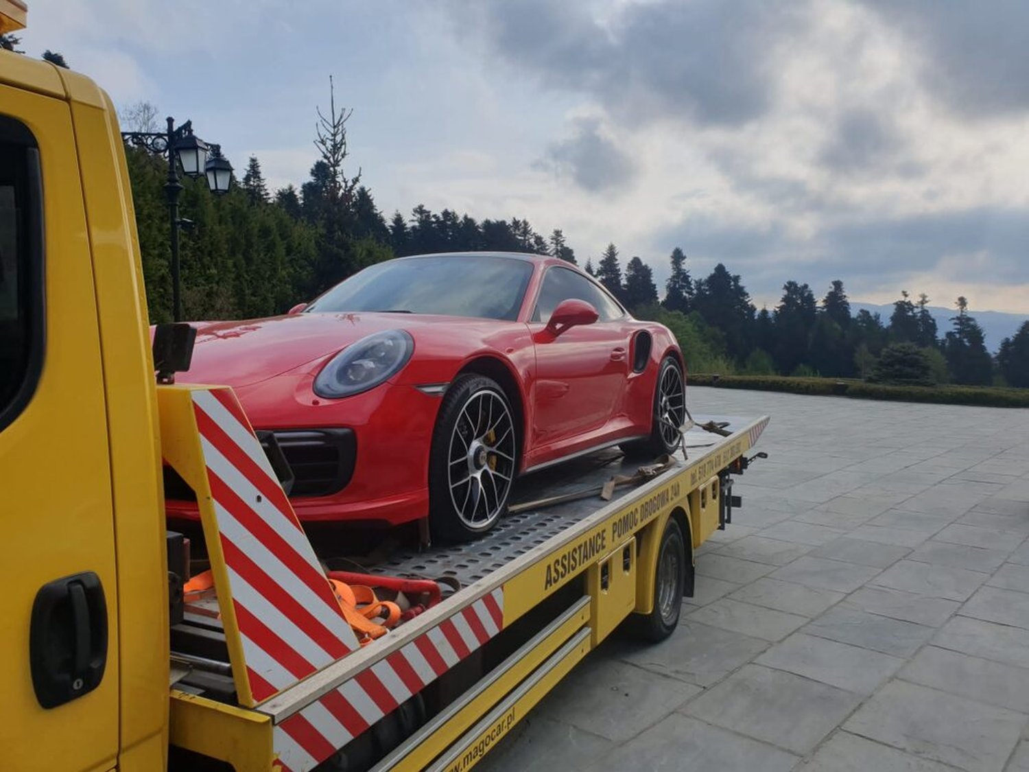 Wynajem samochodu po kolizji – laweta transportująca uszkodzone auto w Nowym Sączu