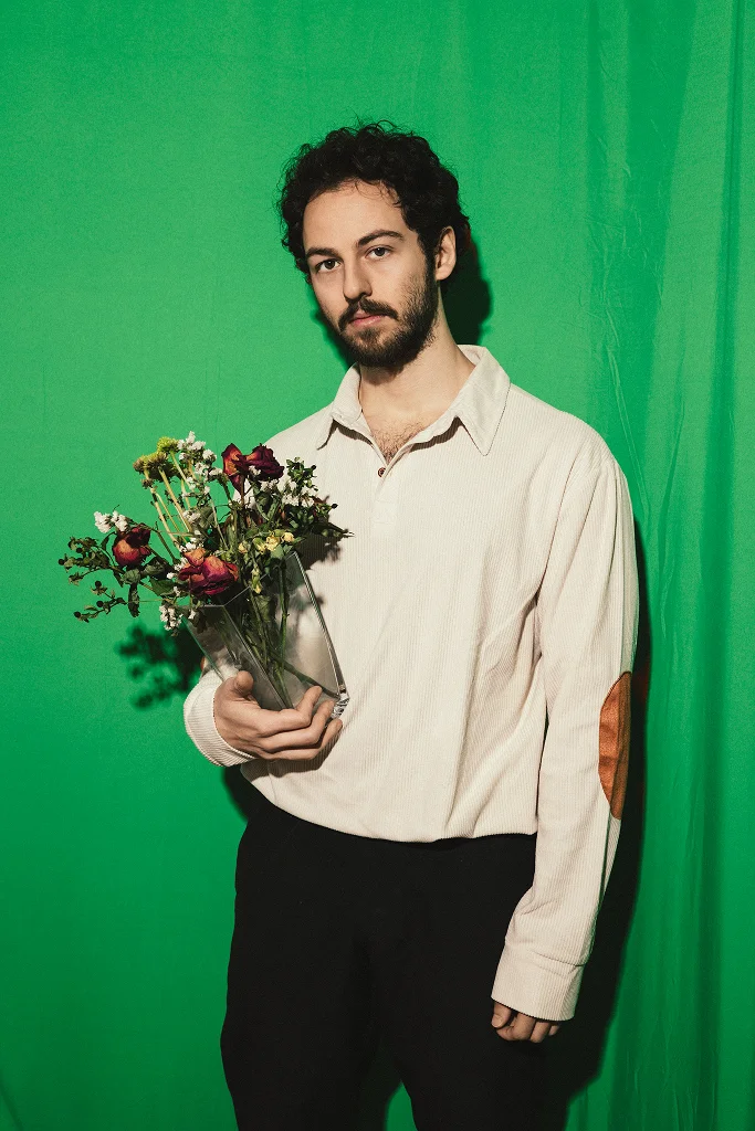 SukOne mit einer Blume in der Hand