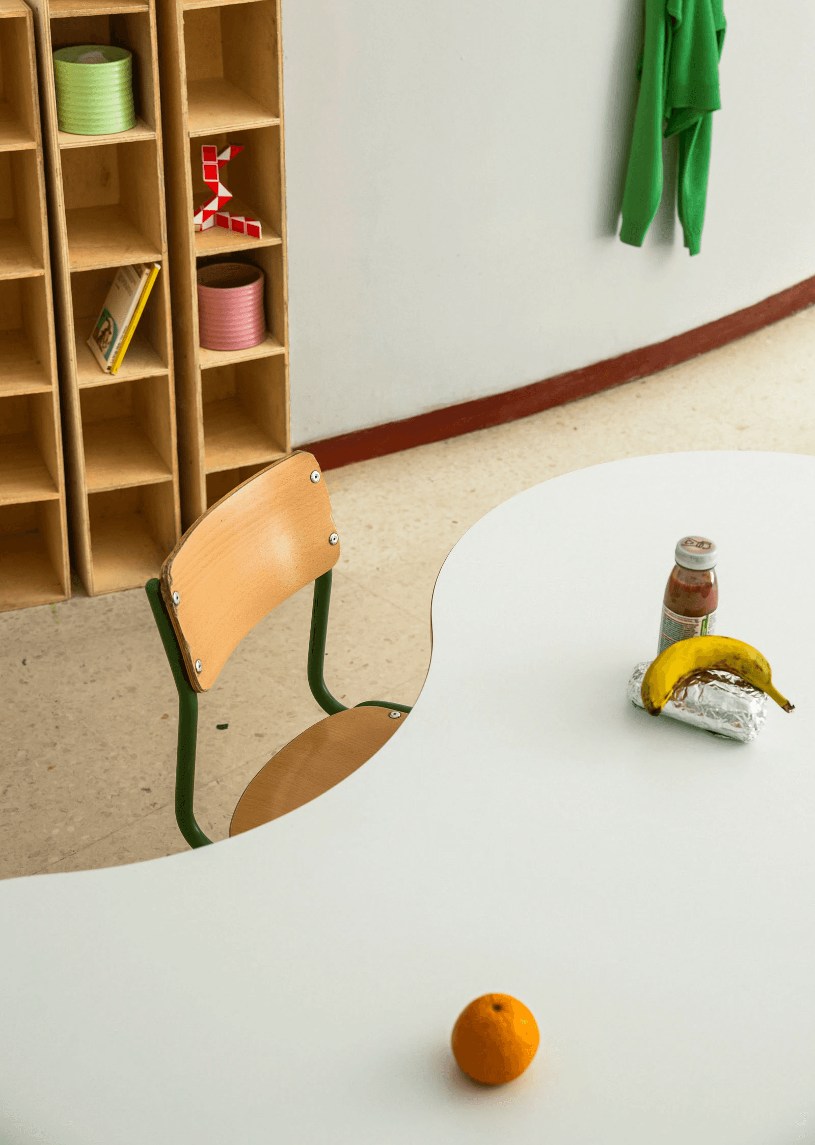 Detail of a curved classroom table and chairs at Los Círculos de Oíza school