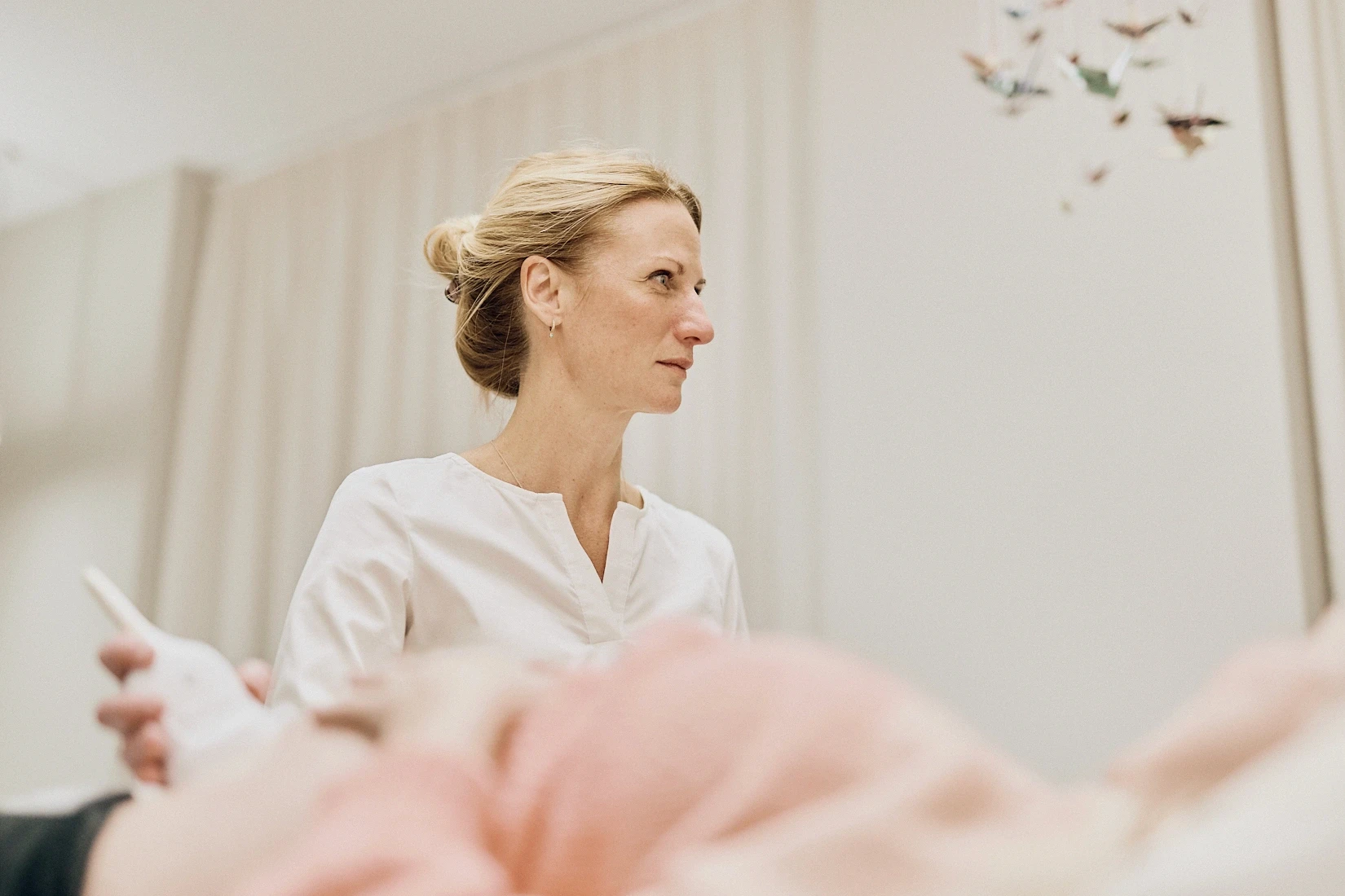 Dr. med. Angela Lauten führt eine Pränataluntersuchung durch – individuelle Betreuung für werdende Mütter in Erfurt.