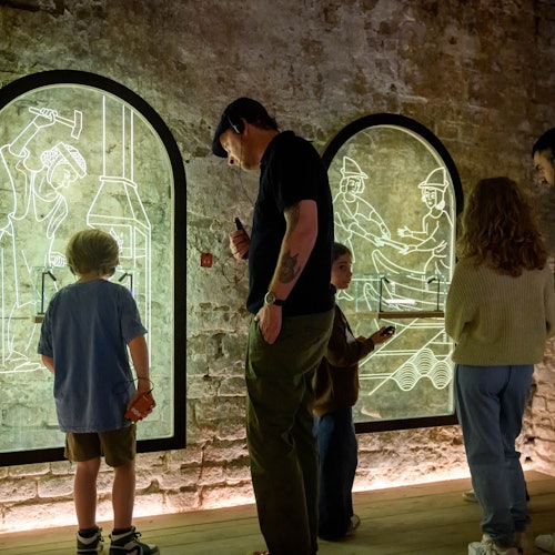 Fönster med medeltida illustrationer och fynd