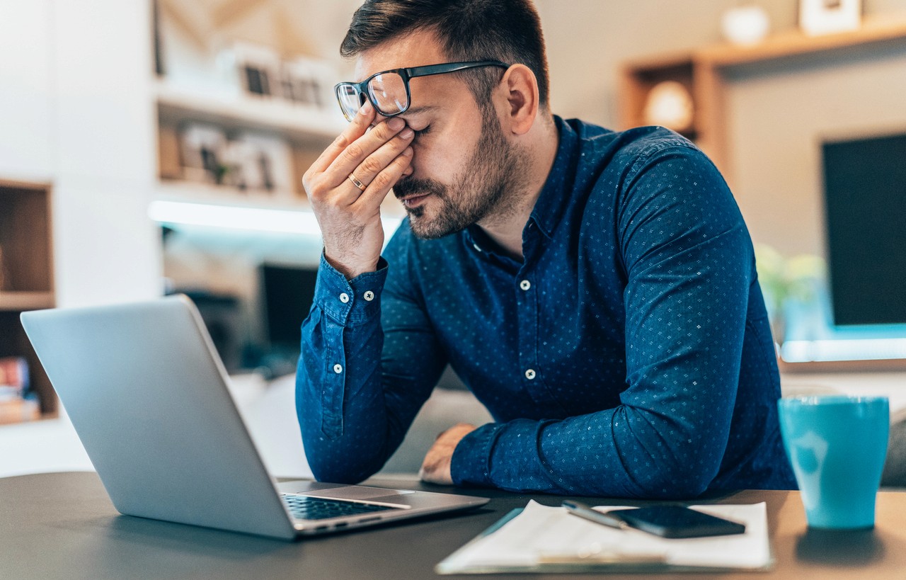 Frustrierter junger Mann vor Computer