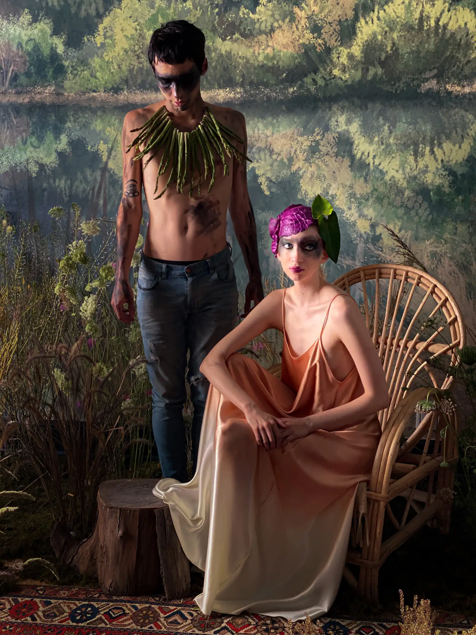 Retrato artístico de dos modelos con estilismo botánico y escenografía natural para editorial de moda conceptual.