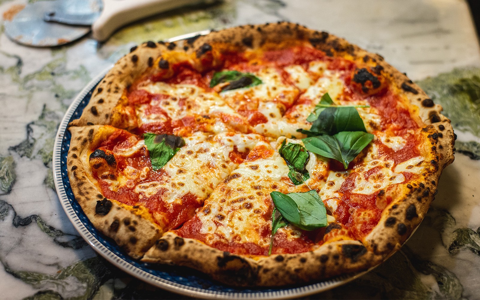 在佛罗伦萨，罗勒叶披萨被端上大理石桌。