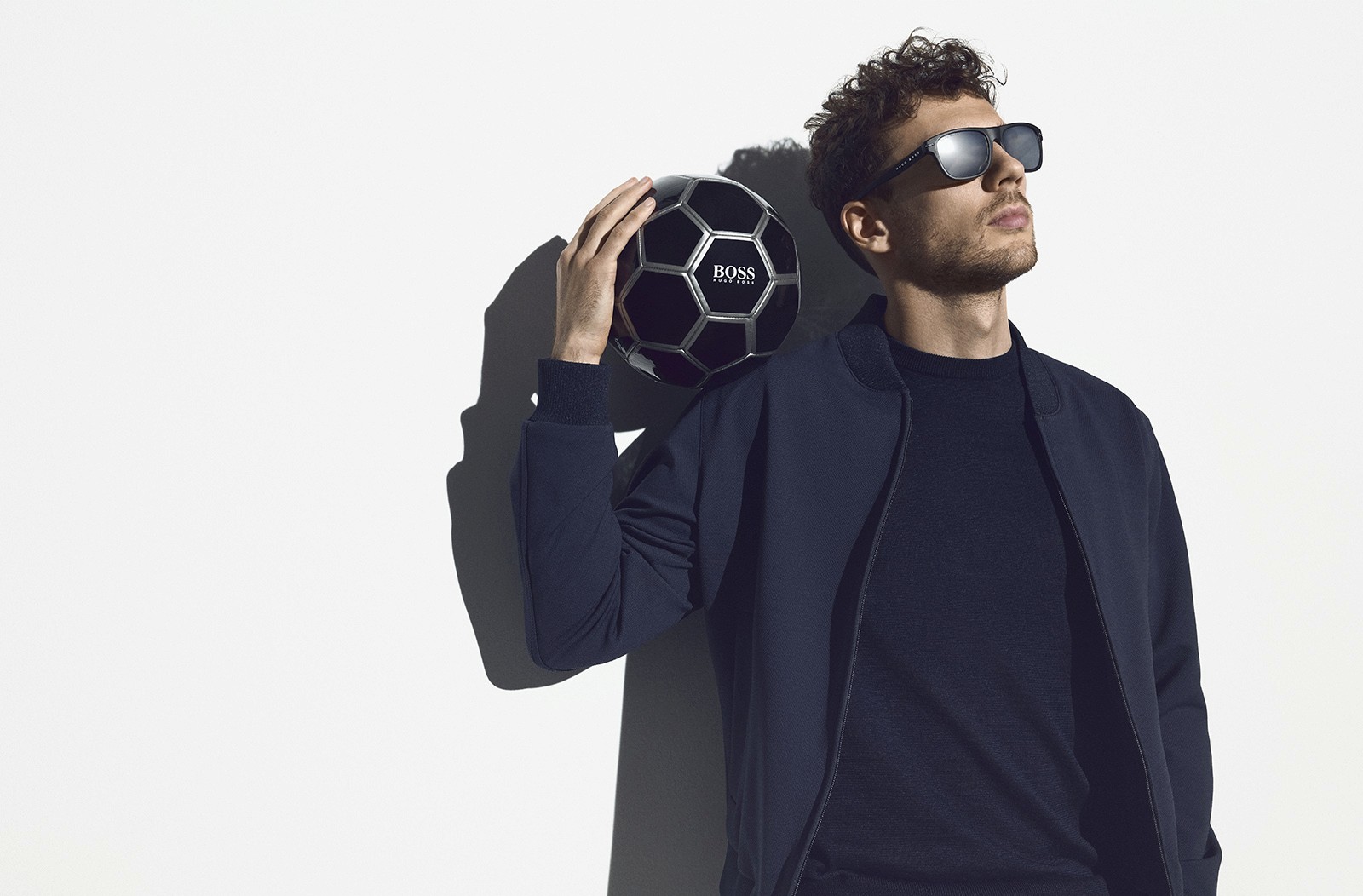 Leon Goretzka mit Hugo Boss Sonnenbrille und Fußball auf dem Arm