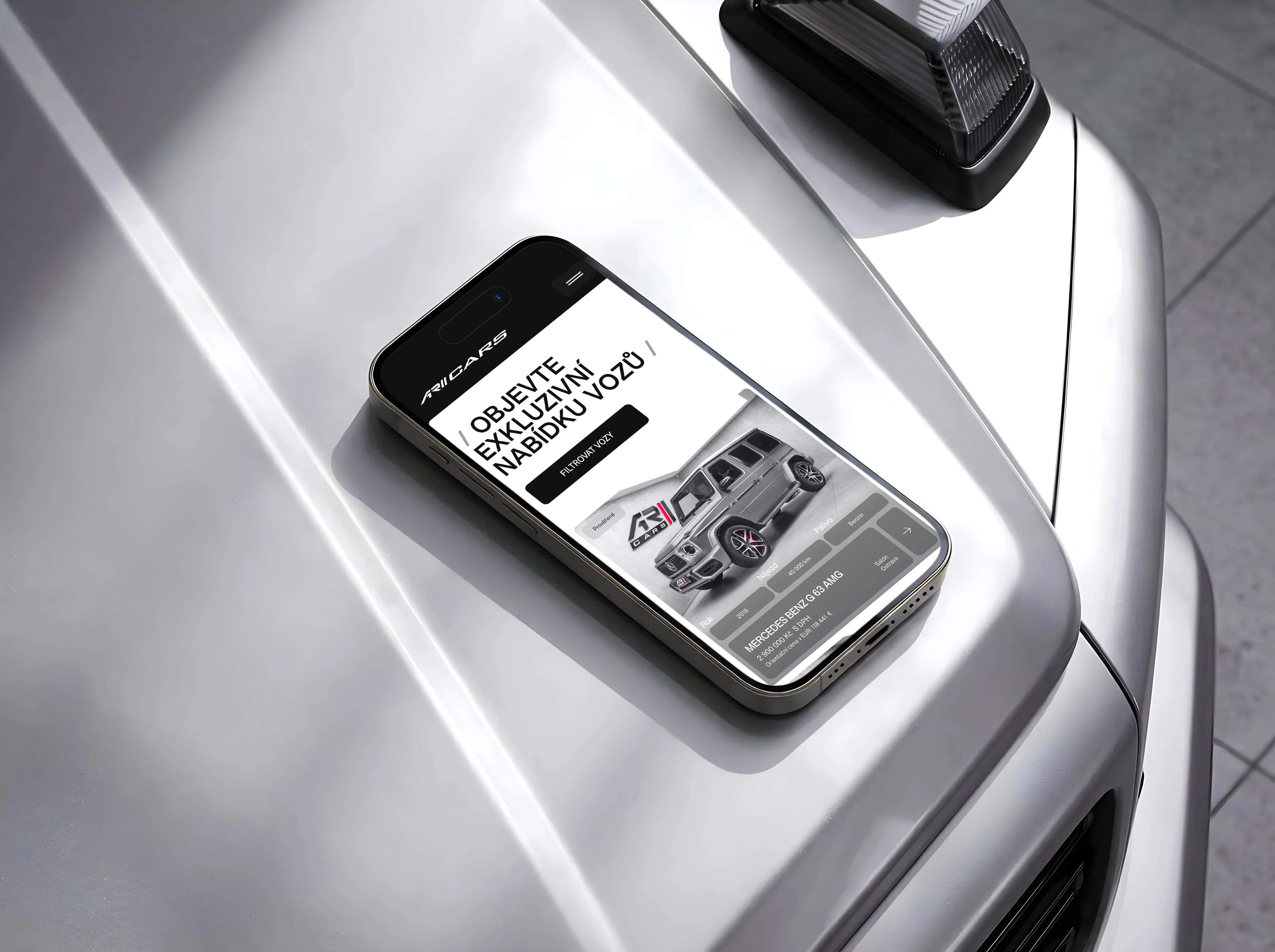 Groovio a AR CARS mockup responzivní webové stránky na iphonu na kapotě Mercedesu G