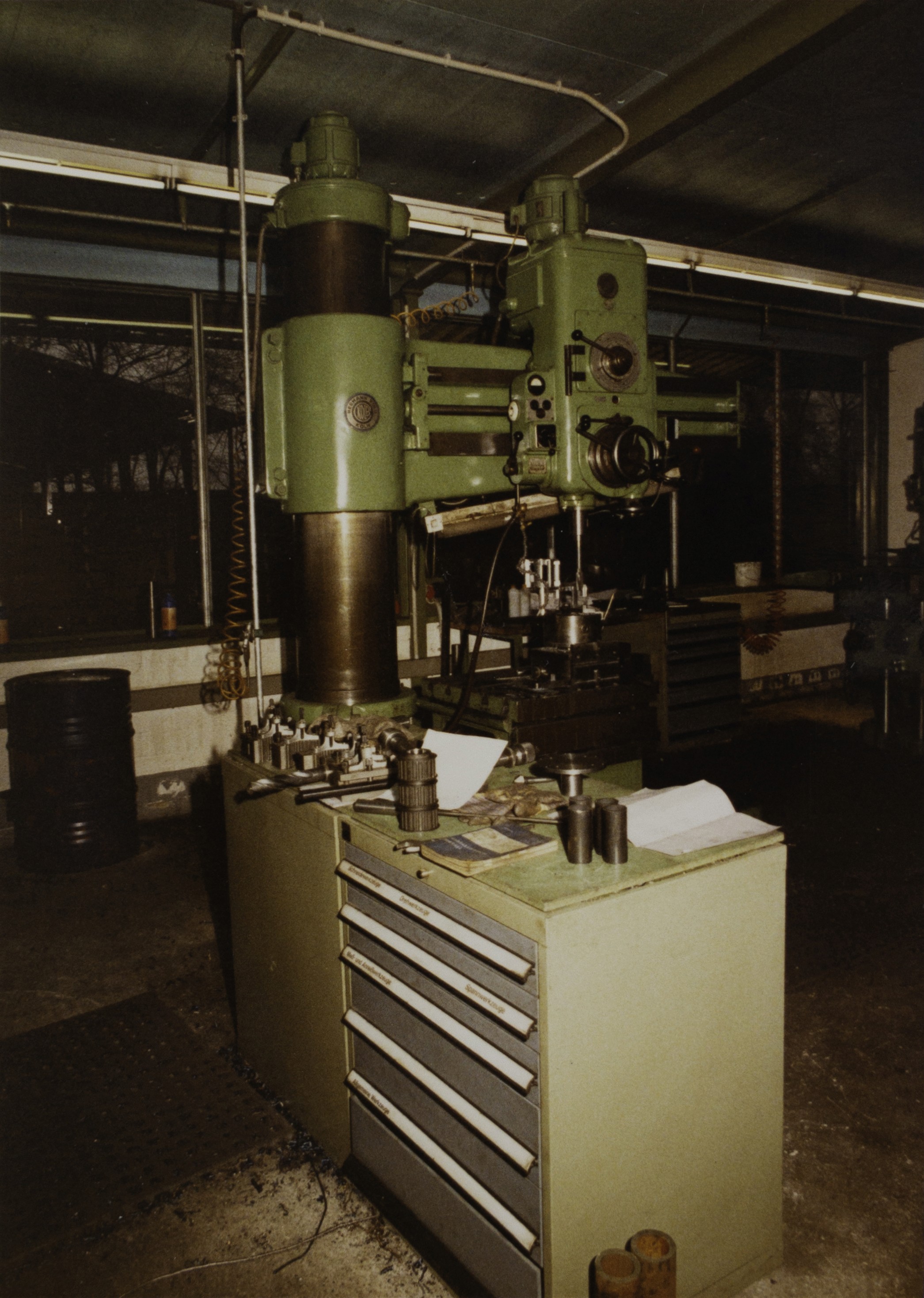 Industriemaschine in Werkstatt, Vertikalfräsmaschine, Metallbearbeitung.
