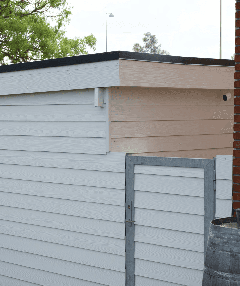 Komplet tømrerløsning med flot sort garage og udestue