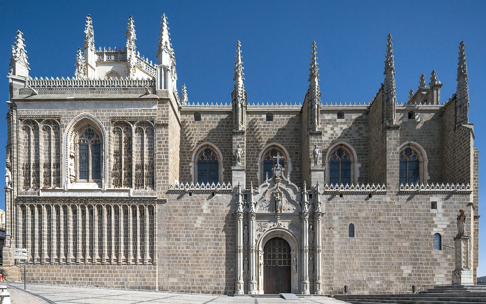 西班牙托莱多的圣胡安德洛斯雷耶斯修道院的哥特式外墙。