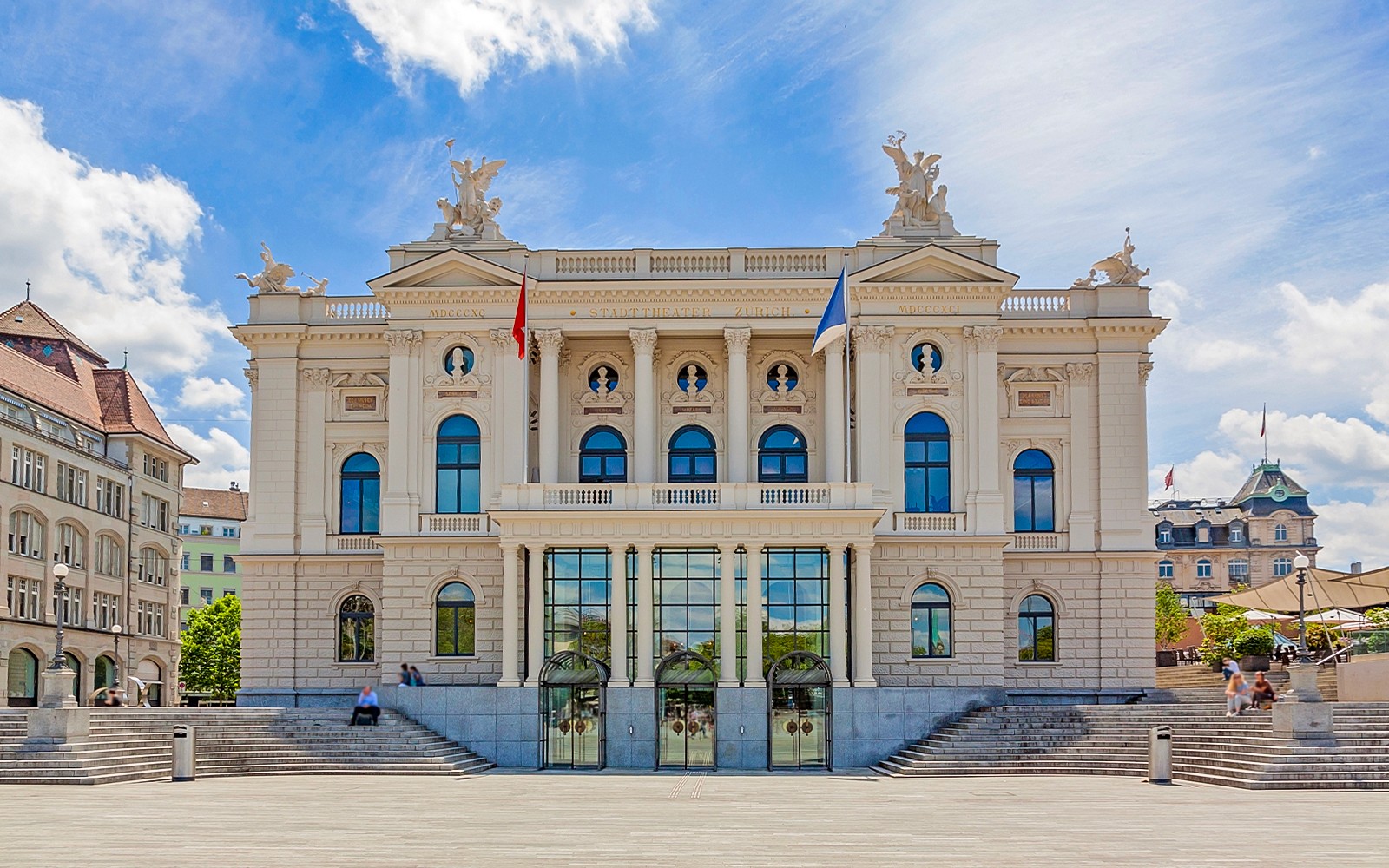 在城市观光之旅中，阳光明媚的一天里，苏黎世歌剧院的正面外观。
