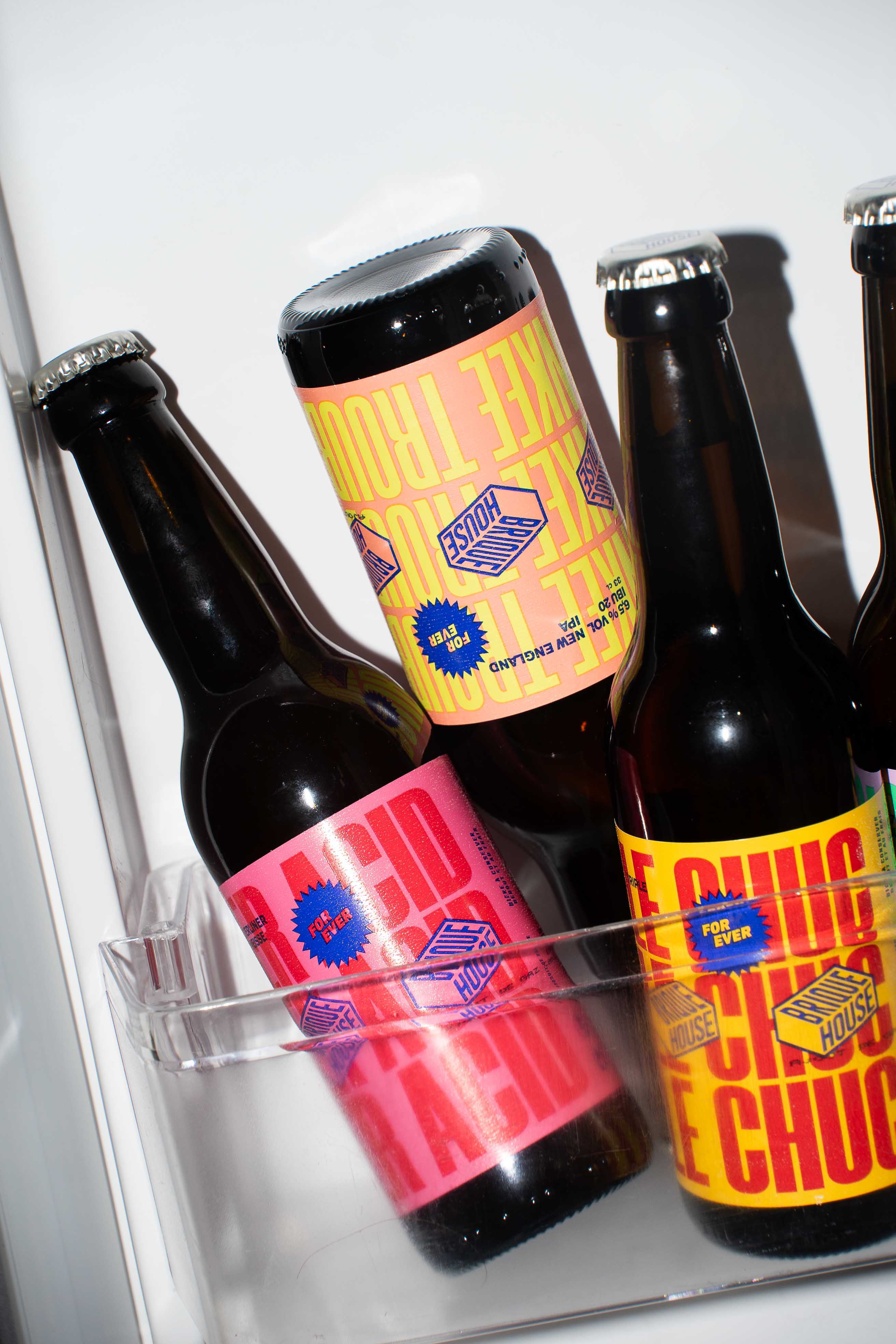 3 bières Brique House dans une porte de frigo