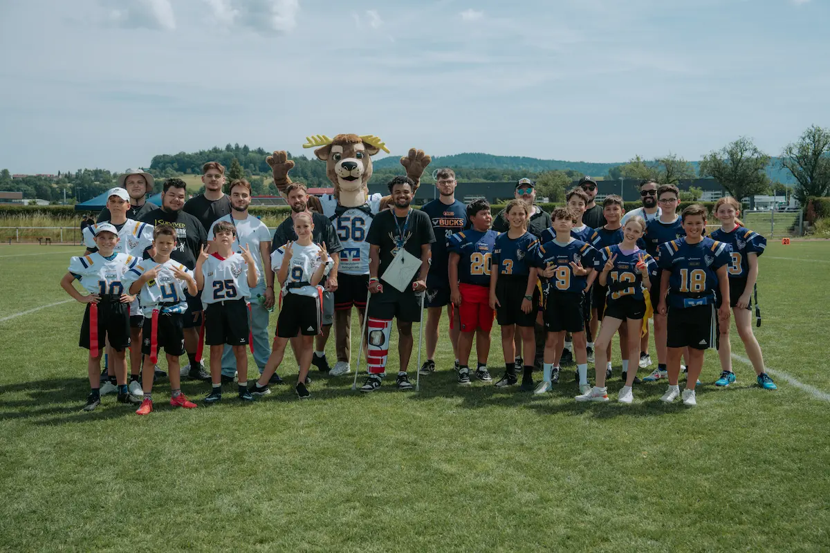 Die Mannschaft der Young Bucks mit dem Maskottchen der Balingen Bucks