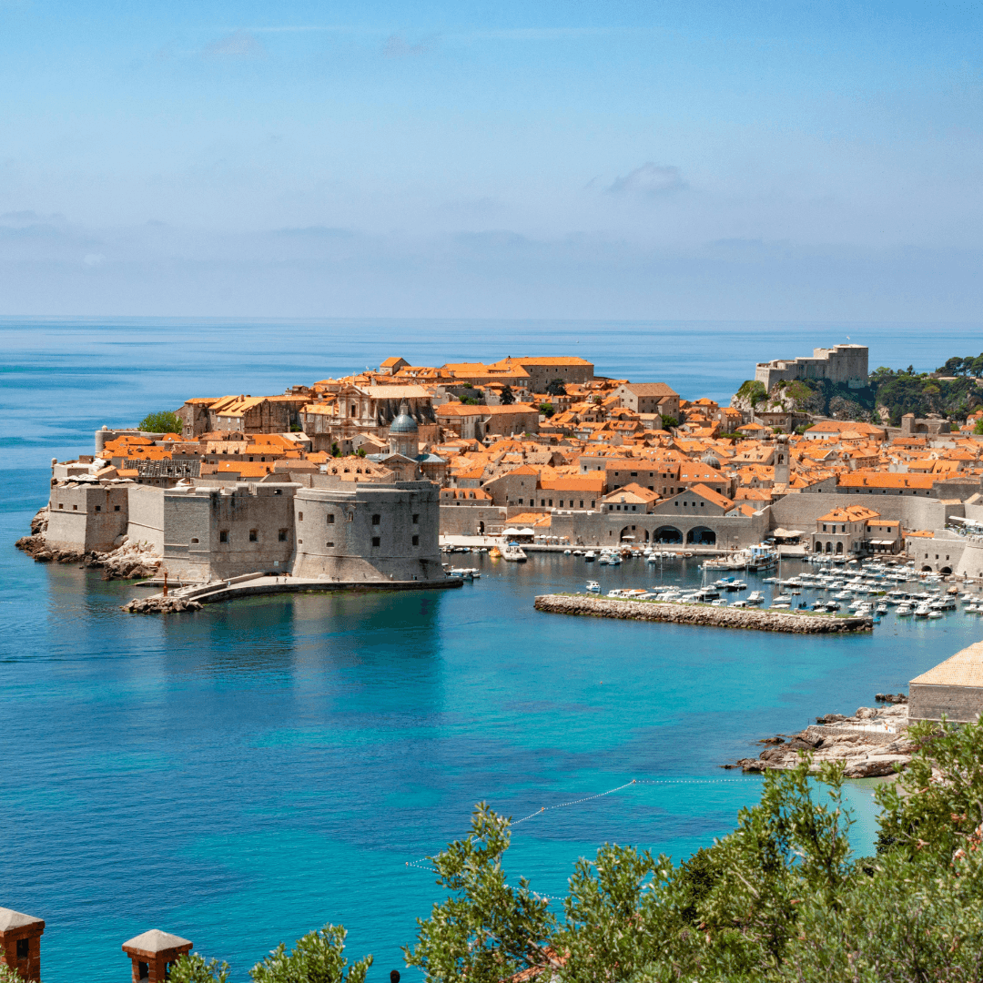 Vue sur les remparts et toits orangés de Dubrovnik surplombant la mer Adriatique, destination apaisante et culturelle en Croatie