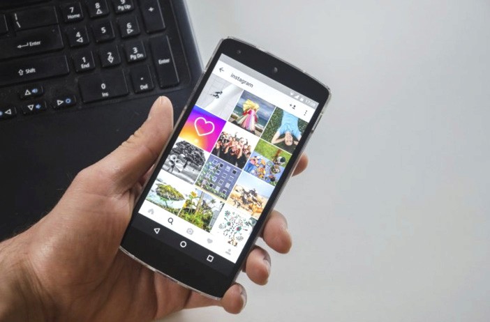 Móvil con imágen de Instagram