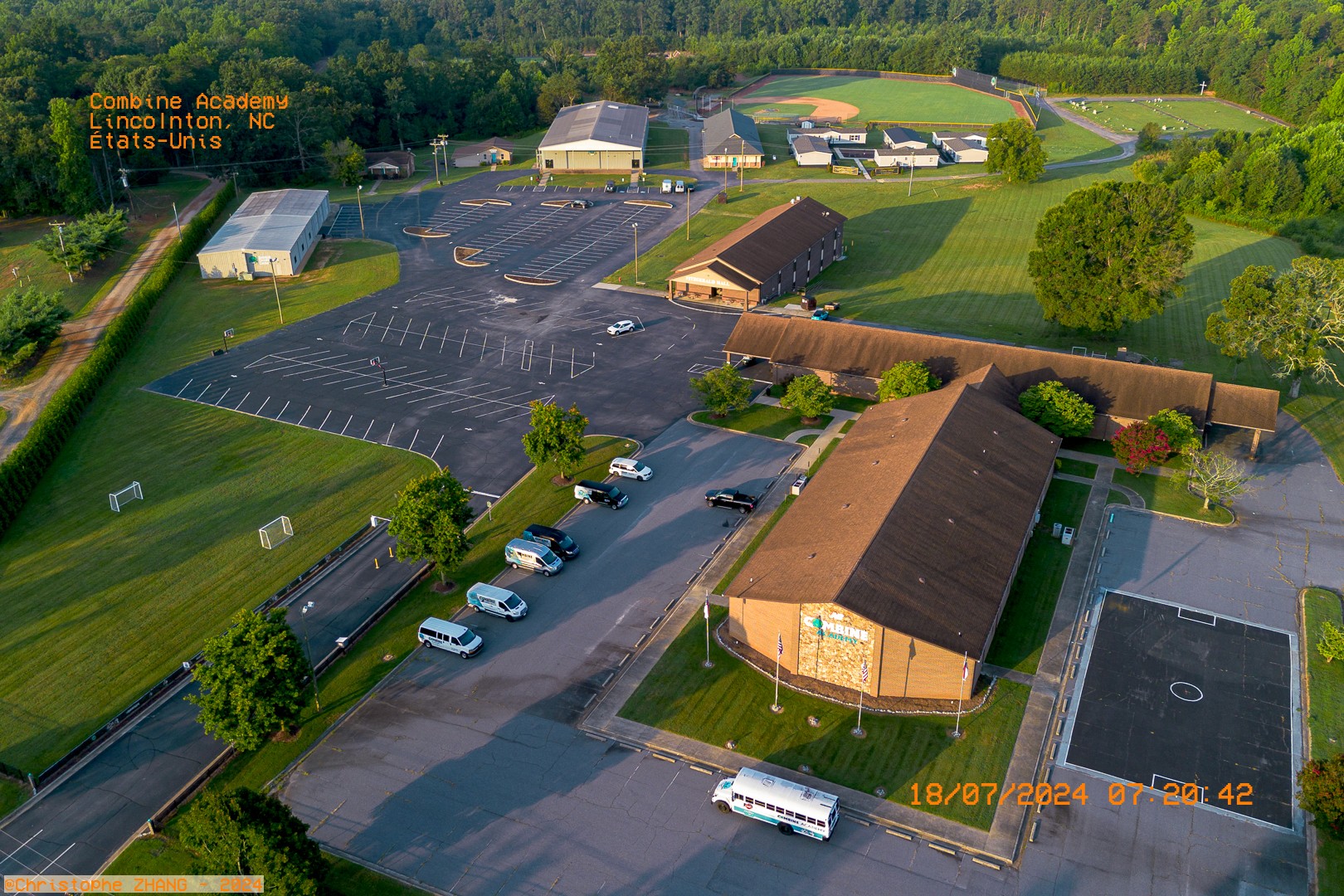 Vue aérienne du campus de la Combine Academy, avec terrains de sport et bâtiments.