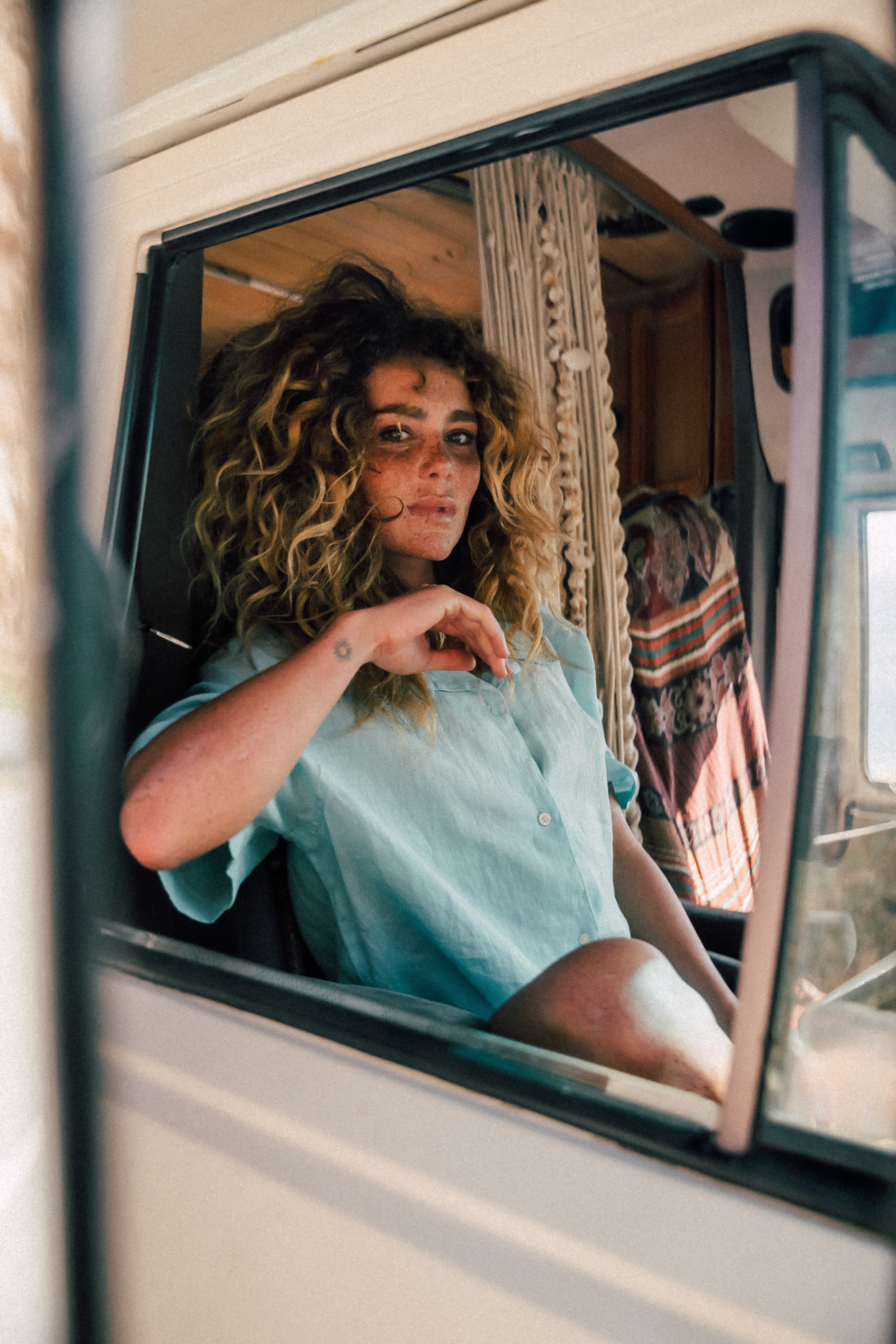 Une fille dans un van de surfer, lookbook Knwoledge Cotton Apparel