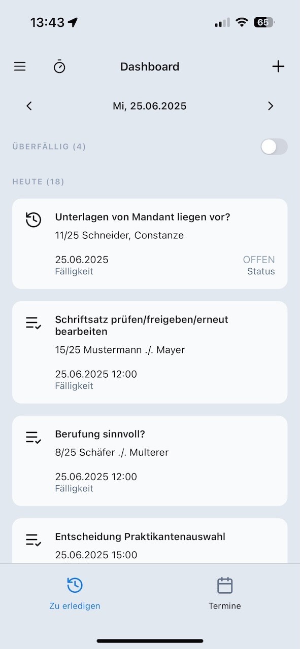 dieses Bild zeigt das Dashboard der Actaport Mobile App. Auf dem Dashboard sind Zeiteinträge, wie Fristen, Aufgaben, Wiedervolagen und Termine zu sehen. Sie zeigen das Fälltigkeitsdatum, den Status, die zugehörige Akte und den Titel.