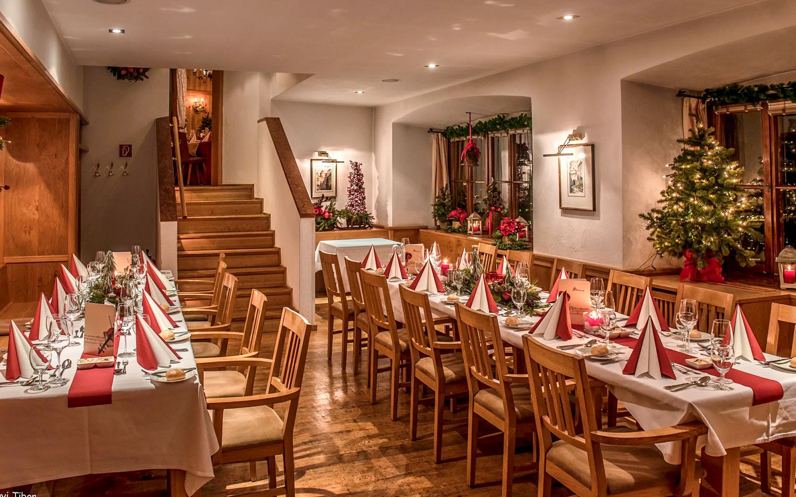 Γιορτινή διακόσμηση τραπεζαρίας για το δείπνο της συναυλίας Advent Χριστουγέννων στο Φρούριο Hohensalzburg.