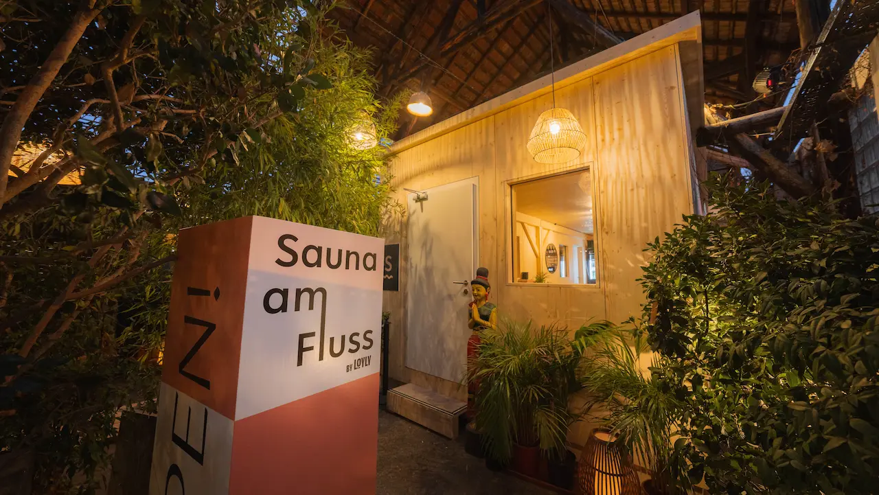 Eingang der Sauna am Fluss mit dem Bistro