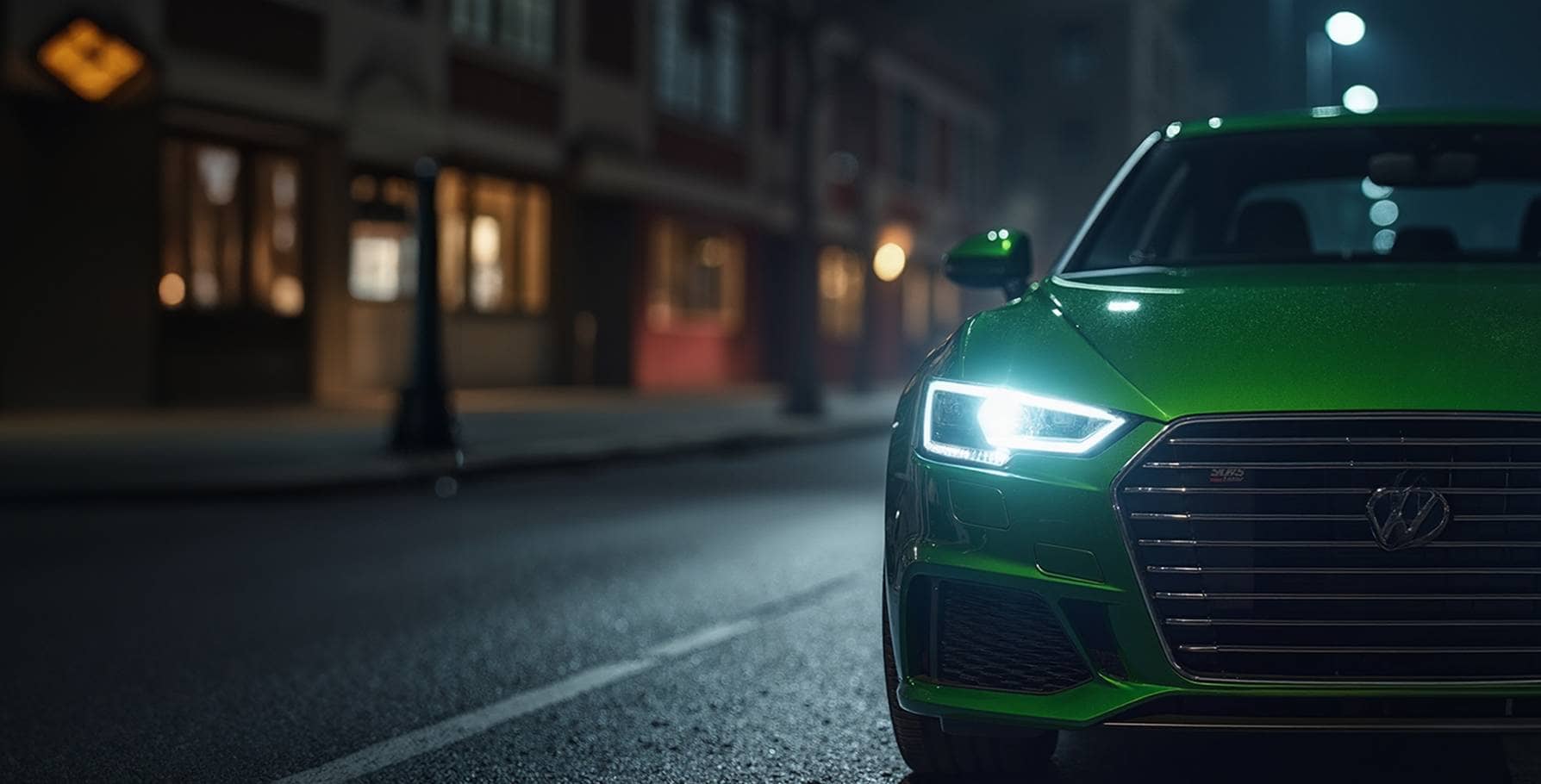 Gros plan sur l'avant d'une voiture de performance verte avec les phares allumés, garée dans une rue de ville la nuit.