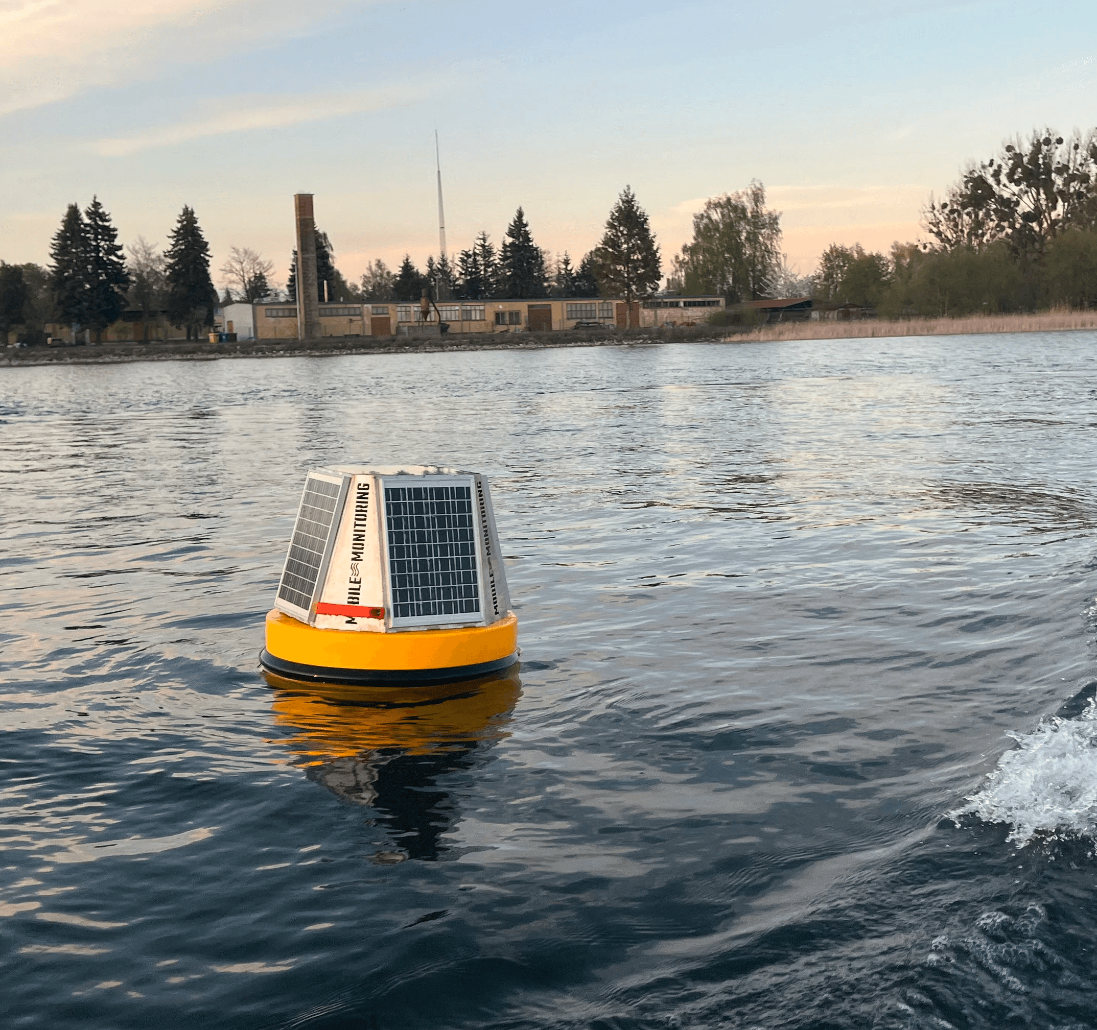 boja pomiarowa na wodzie