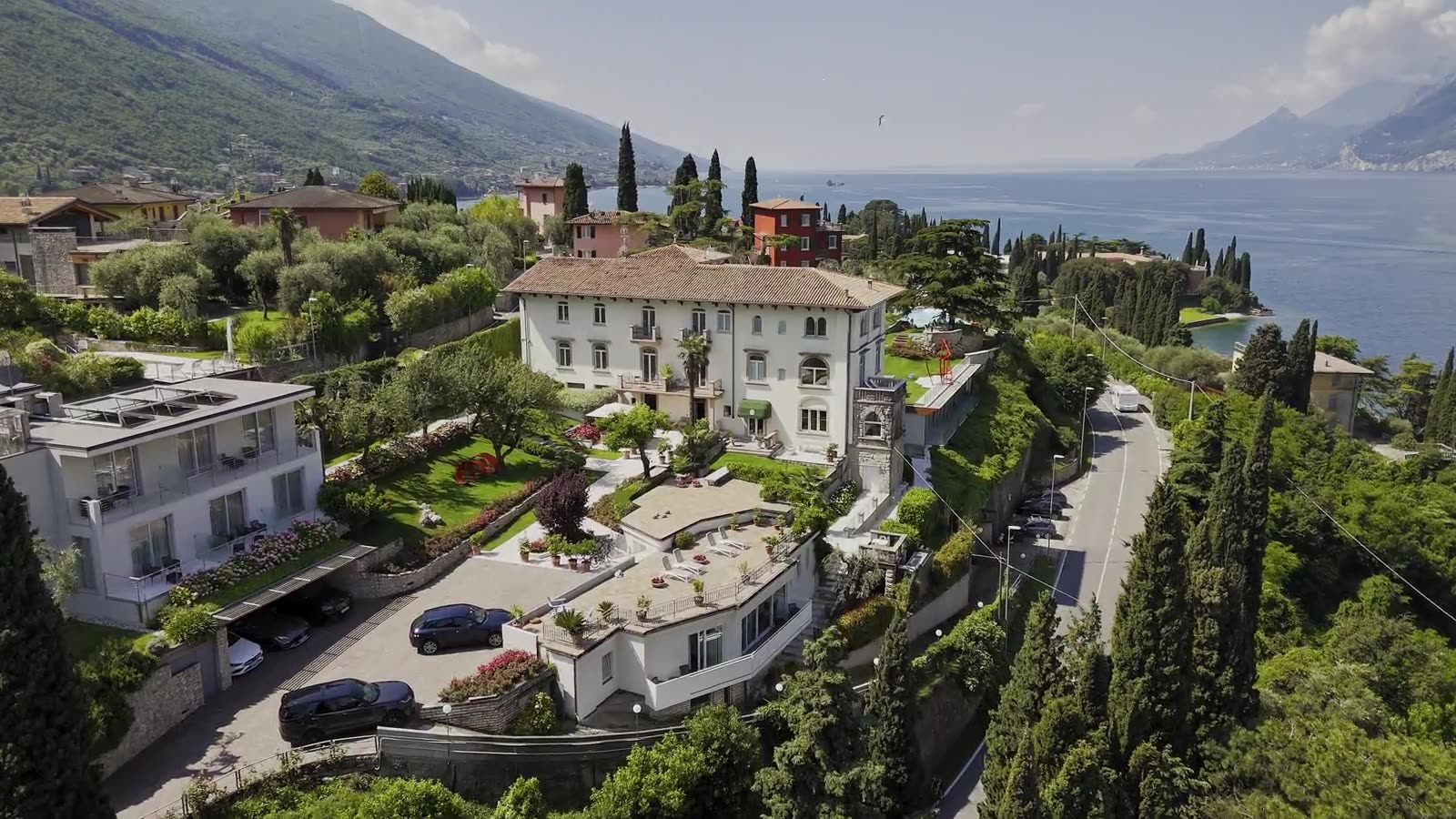 Vista aerea dell'Hotel Bellevue, villa storica con parco terrazzato sulla riva del lago di Garda