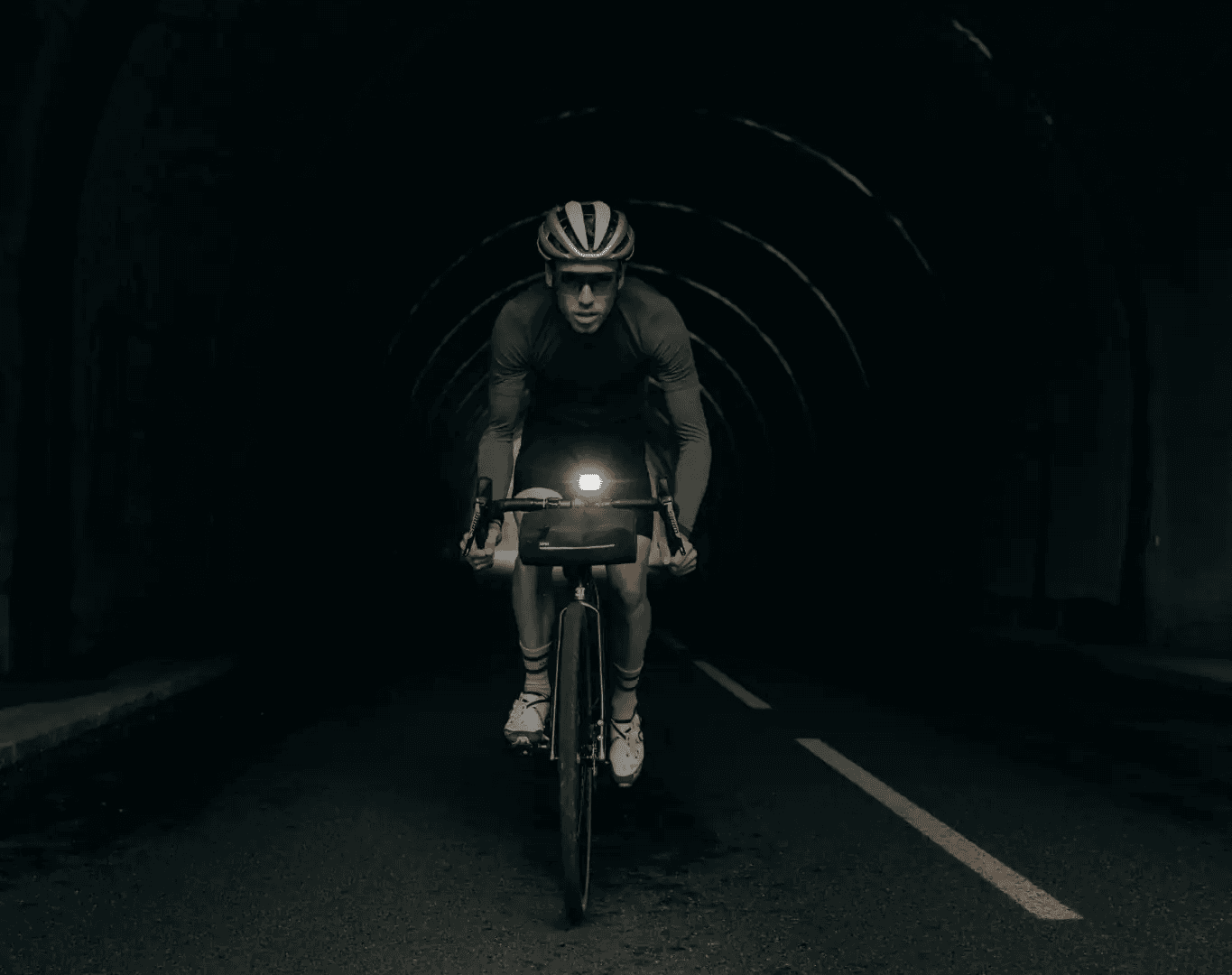 Hero cycliste dans un tunnel lampe Zefal
