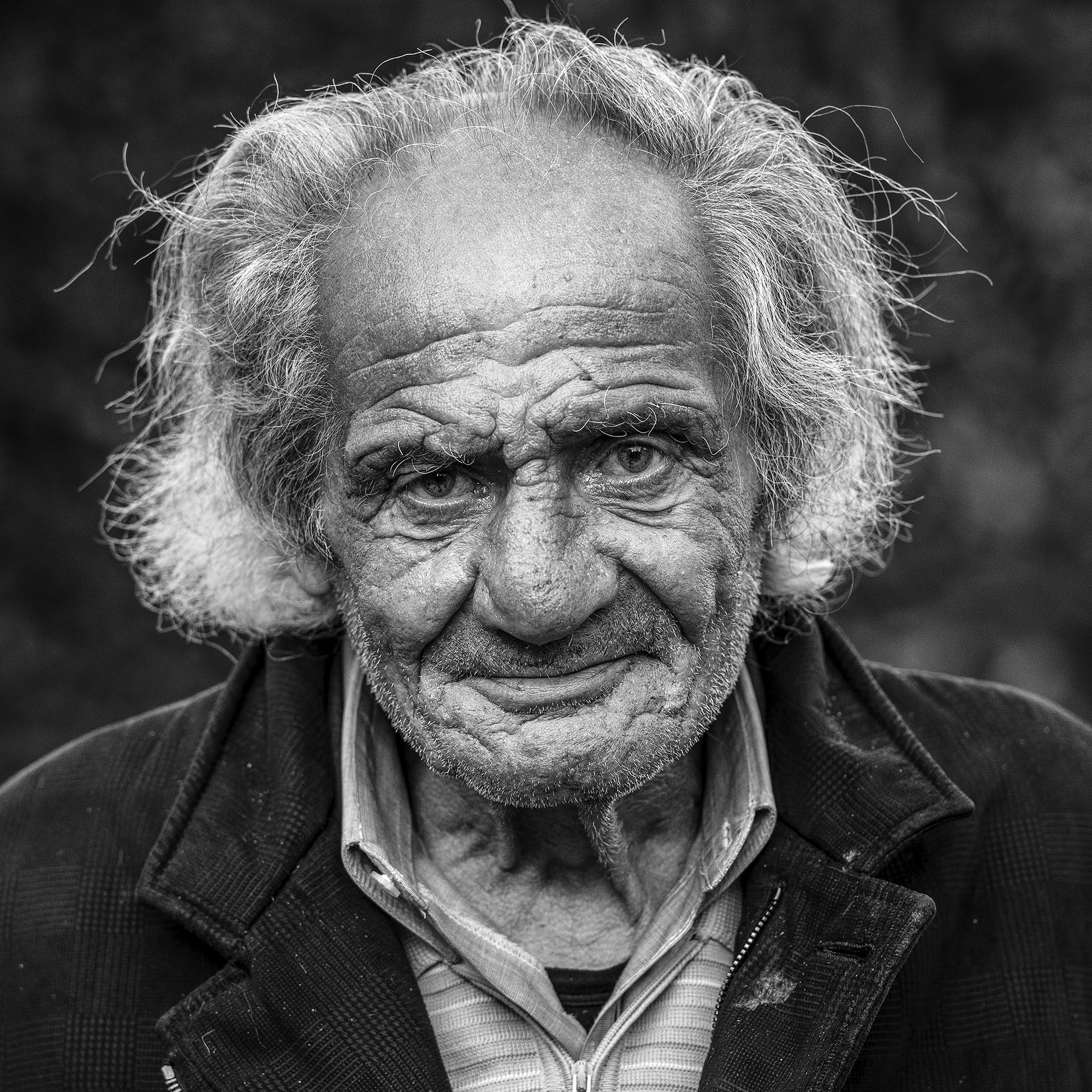 Frederic Bourcier, photographe documentaire, réalise des portraits d’un sans domicile fixe qui vient régulièrement lui rendre visite à son atelier. A travers ces photos, on peut voir les saisons , son humeur et surtout son état de fatigue.