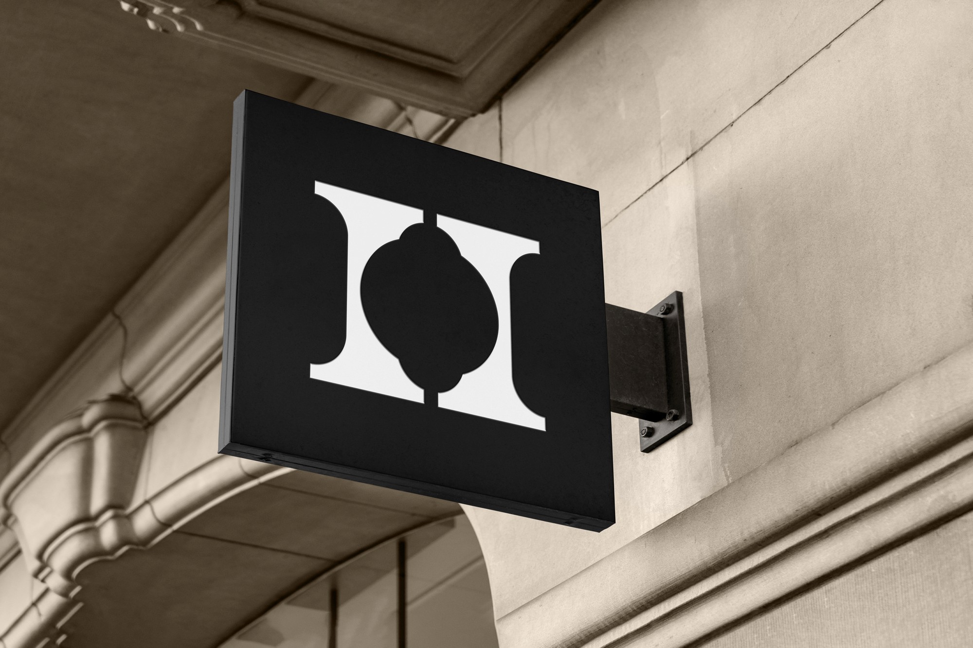 Nová vizuální identita pro Hřbitovy a pohřební služby Praha od studia Matouš Design, oceněná DESIGN BODem za citlivé grafické zpracování. Na fotografiích je vidět nové logo, ilustrace, orientační systém a tiskoviny, které přetvářejí pohled na hřbitovy jako na klidná a důstojná místa setkávání i vzpomínek.