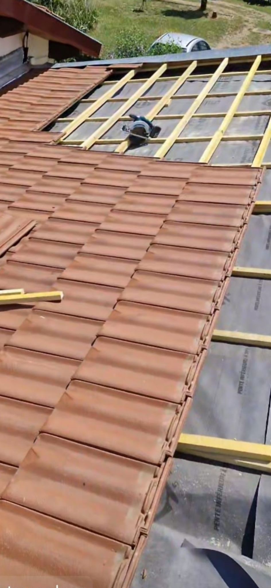 Toiture en tuiles romanes traditionnelles dans le Vieux-Lyon rénovée par couvreur professionnel