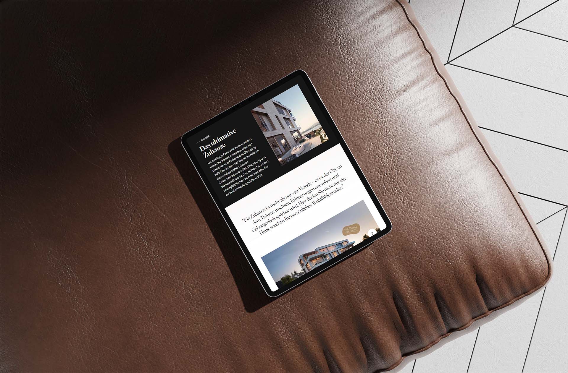 Tablet mit Wohnungsanzeige des Projekts PrimeView am Zürichsee auf einem Ledersessel
