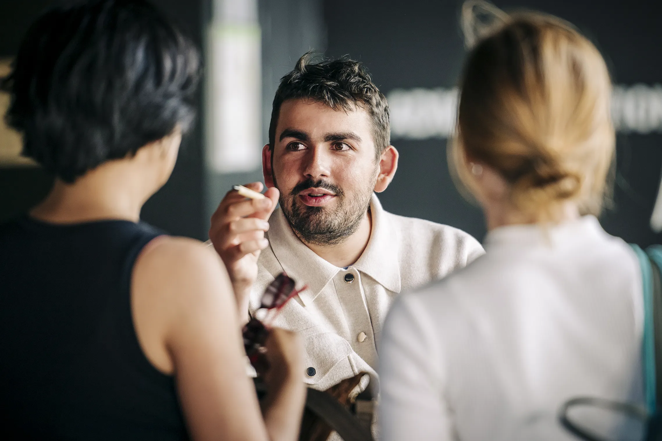 Échanges entre étudiants lors du gala UGA, moment de networking capturé en lumière naturelle