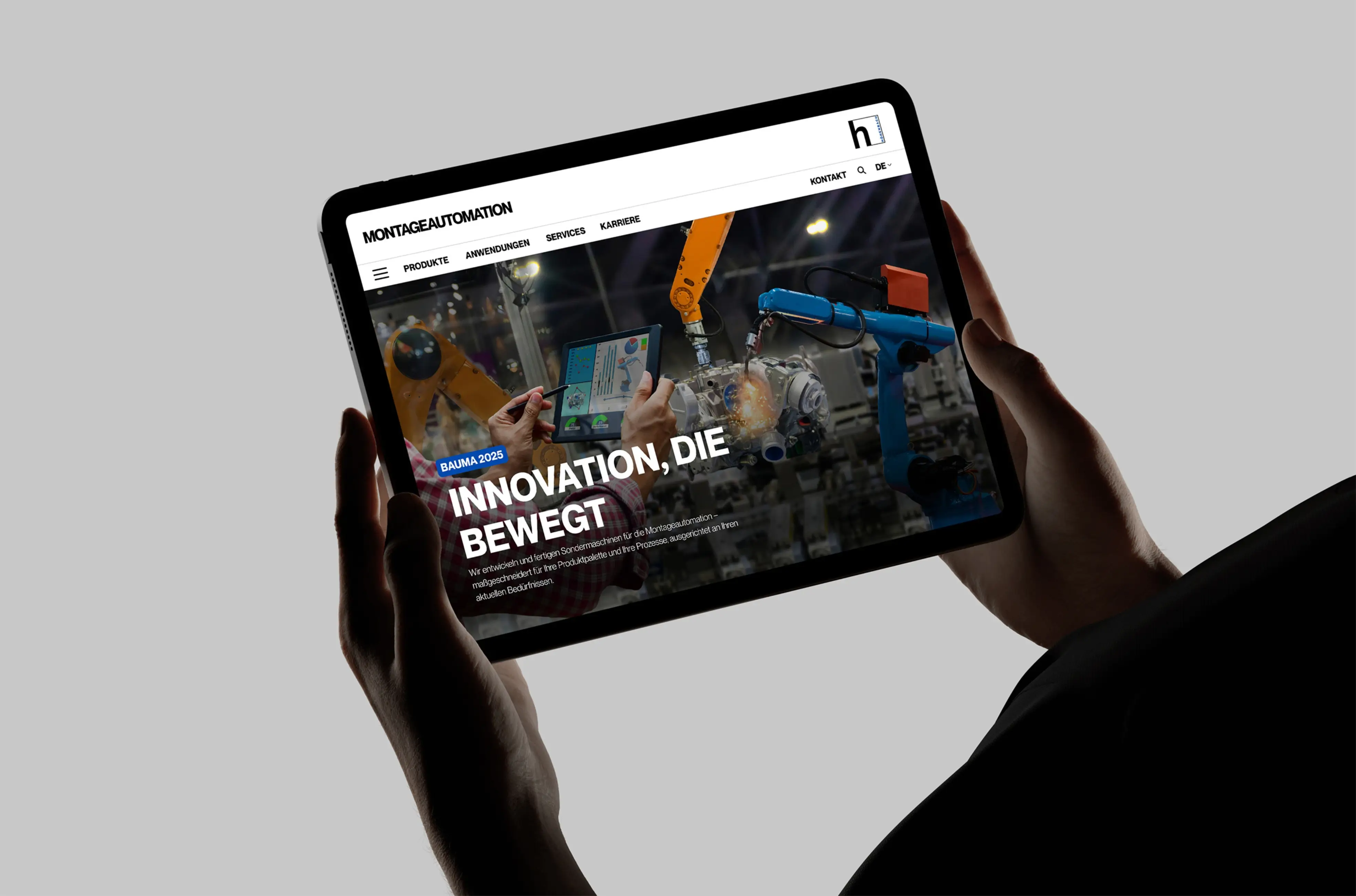 Tablet in den Händen einer Person mit der Website der Höhenbach AG, die industrielle Automationssysteme, Robotertechnik und innovative Fertigungslösungen zeigt.