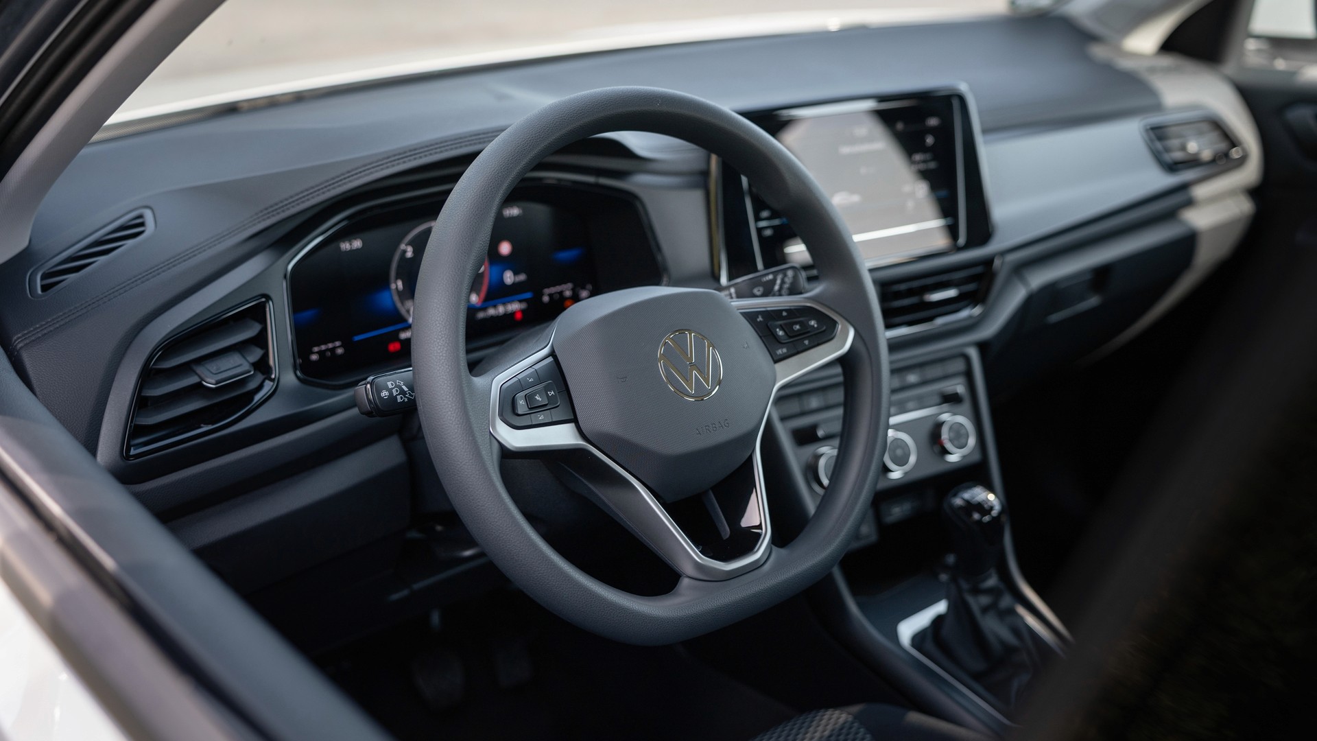 Innenraum des VW T-Roc – übersichtliches Cockpit für Fahrschüler Klasse B/B197.