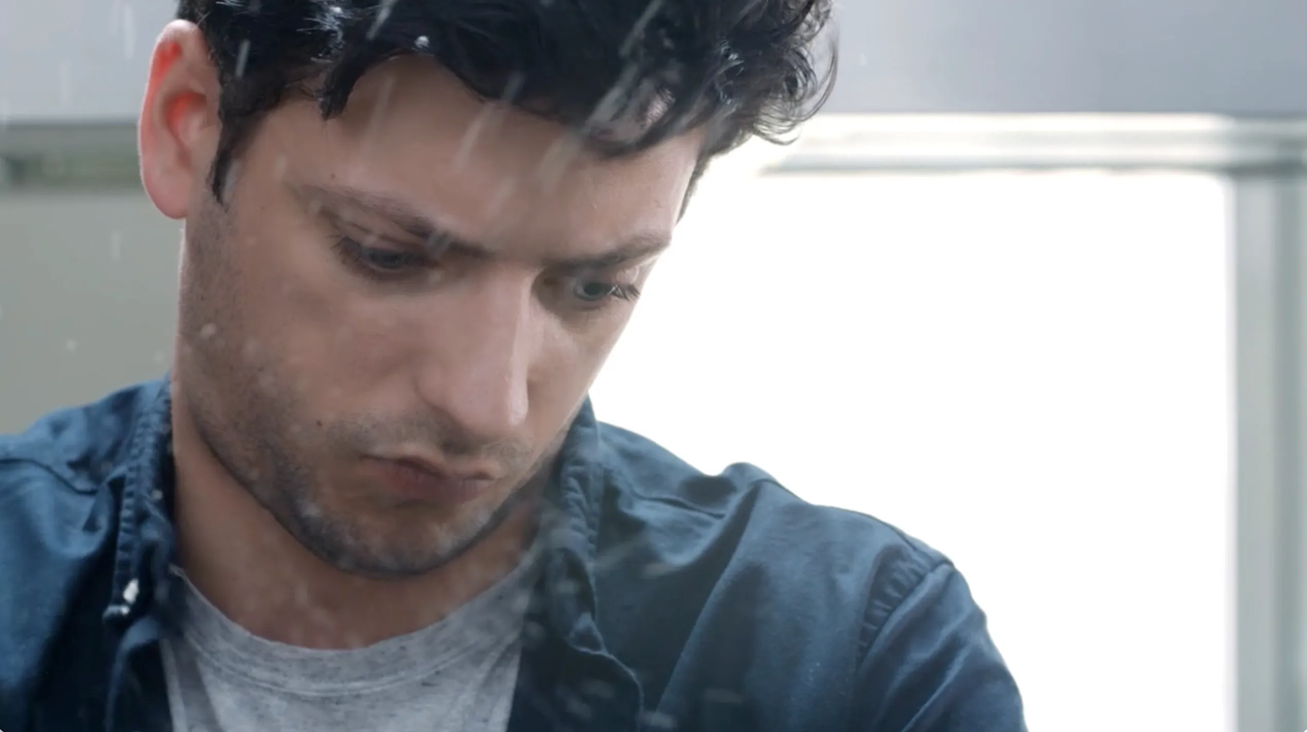 Portrait serré d'un étudiant capté lors d'une production audiovisuelle pour l'IDRAC Business School, illustrant notre expertise en "Stratégie de contenu" et en création de récits authentiques pour promouvoir les grandes écoles de commerce