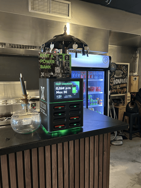 Foto van een Compact Powerbank hub op een bar in een lunchroom