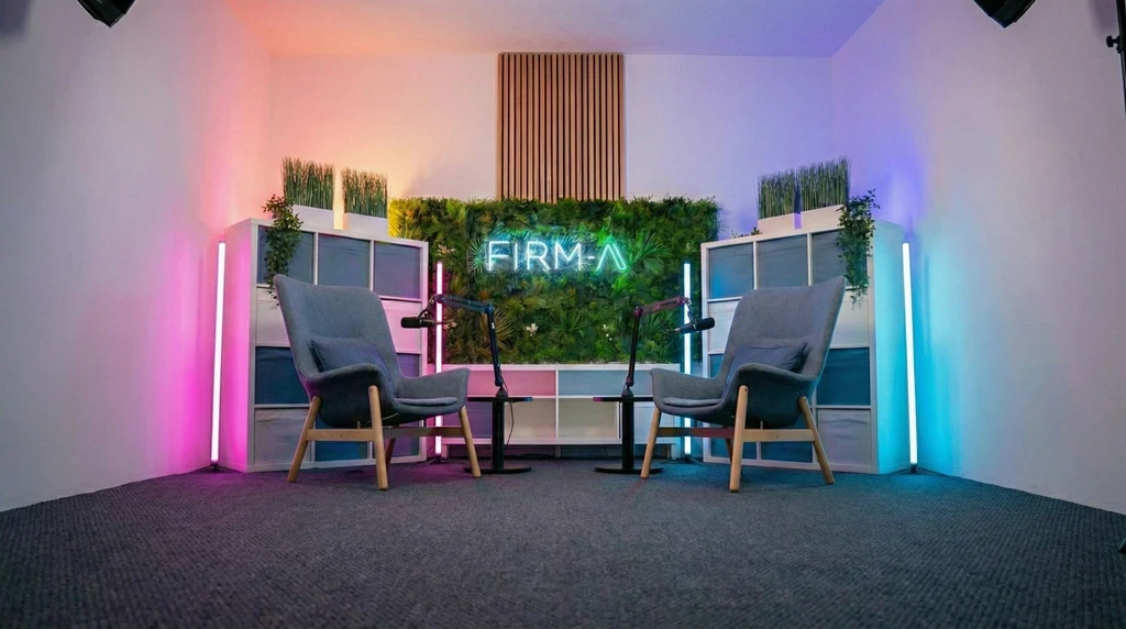 L'image montre un studio professionnel de podcast vidéo à Montreuil, équipé de plusieurs caméras et d'un éclairage moderne, prêt pour l'enregistrement et la captation de contenus variés. Cet espace est conçu pour la création et la réalisation de projets audio-visuels de qualité, offrant une ambiance propice à la créativité et à l'animation.