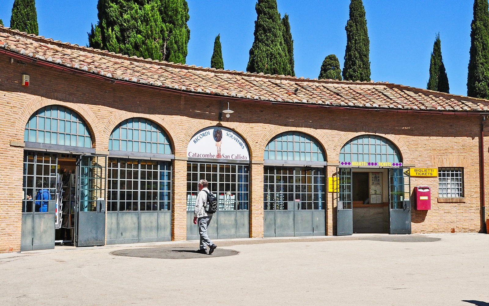 罗马圣卡利斯托墓穴入口，附近有游客行走。