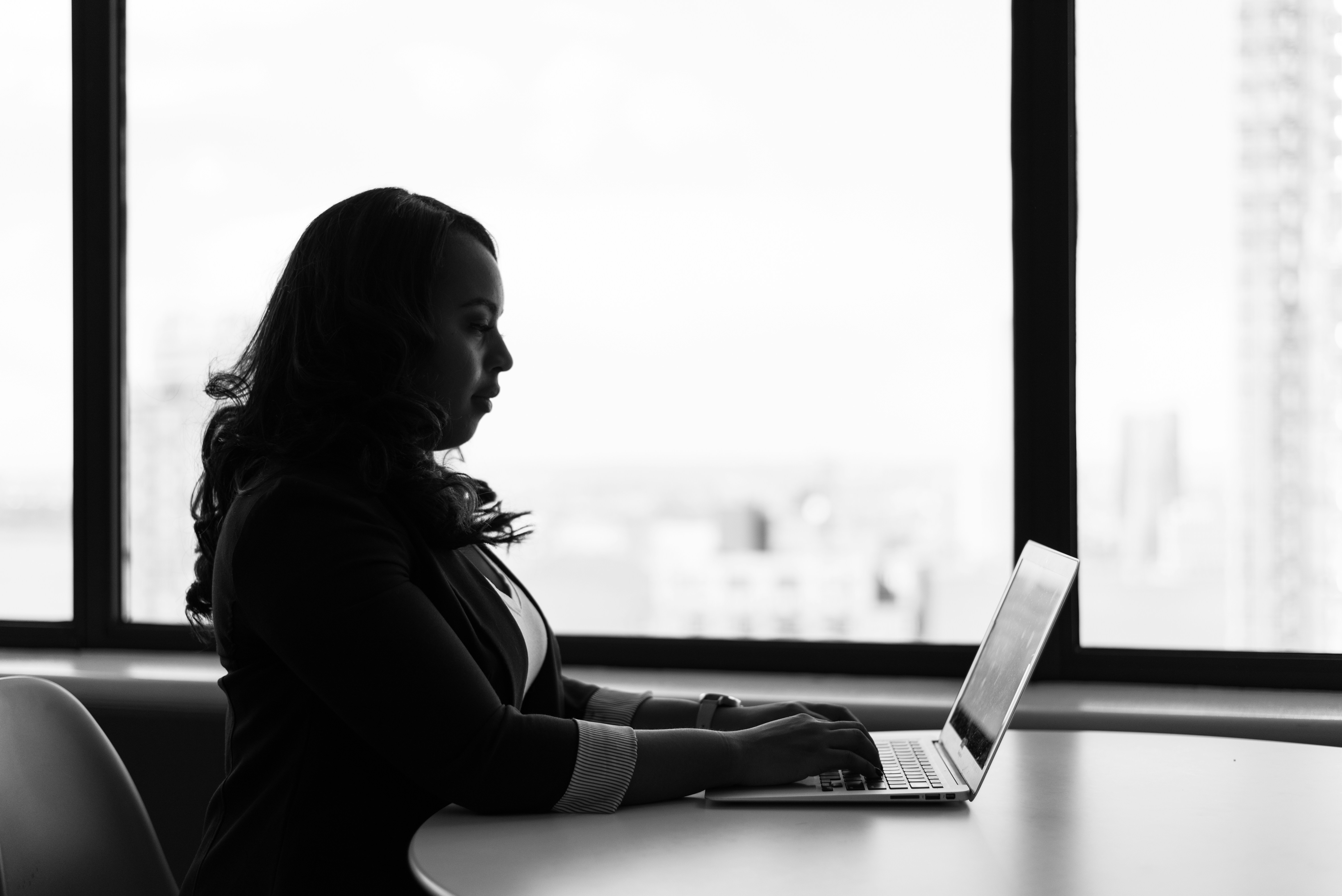 woman in her office using Writesonic Alternatives