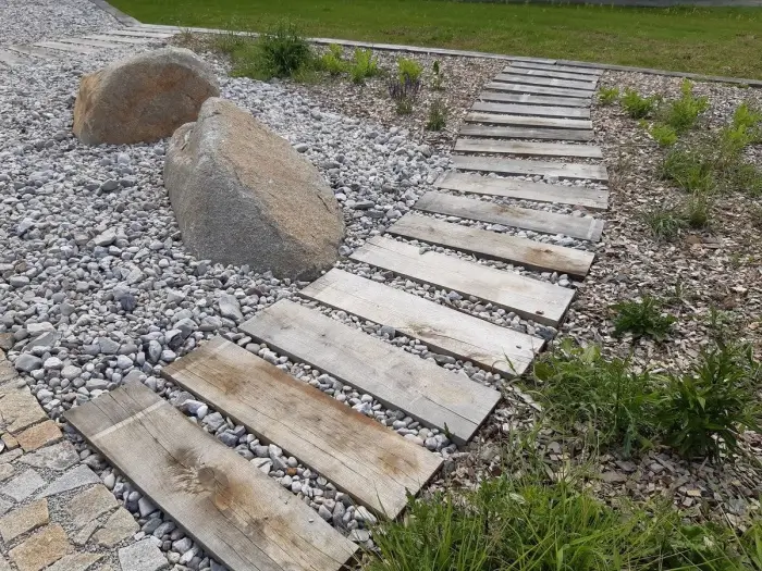 Cestička z dřevěných nášlapů