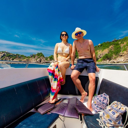 Embarque no barco rápido para uma viagem repleta de maravilhas marinhas.