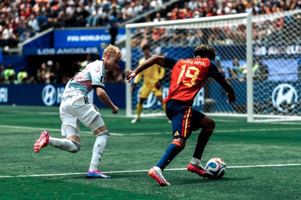 Spain's Lamine Yamal dribbles toward goal under pressure from a Belgian defender at the 2026 FIFA World Cup in Los Angeles