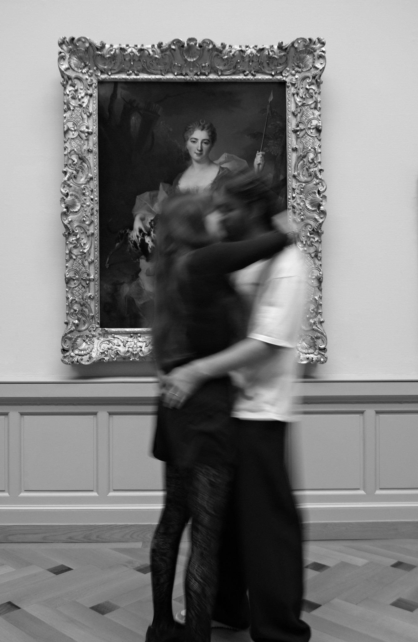 femme au bord de la plage maillot de bain noir et blanc