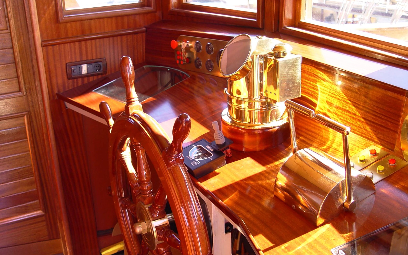 木制船舵和黄铜控制器,畅游埃拉菲特群岛。