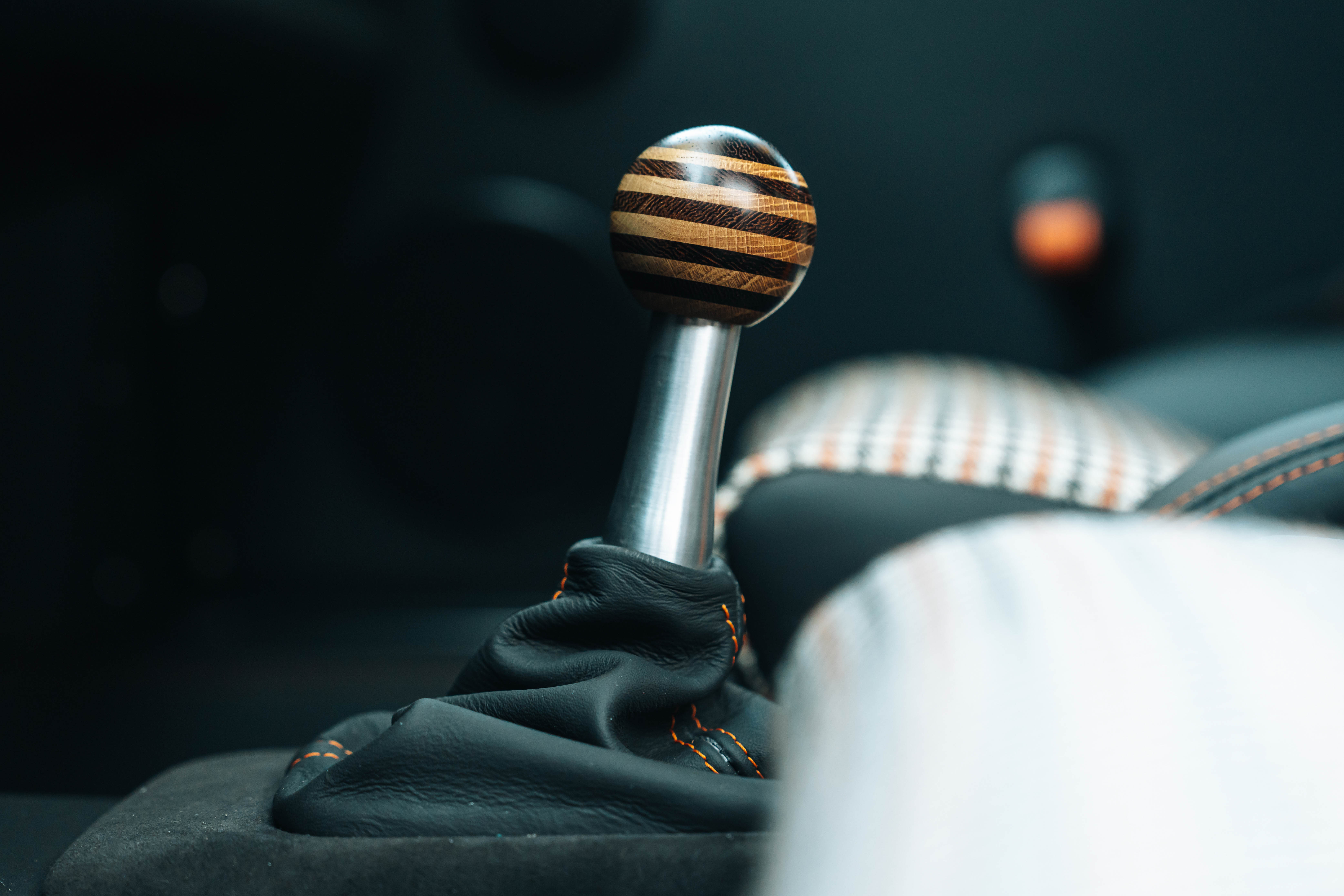 Dettaglio di leva del cambio Porsche in legno e alluminio