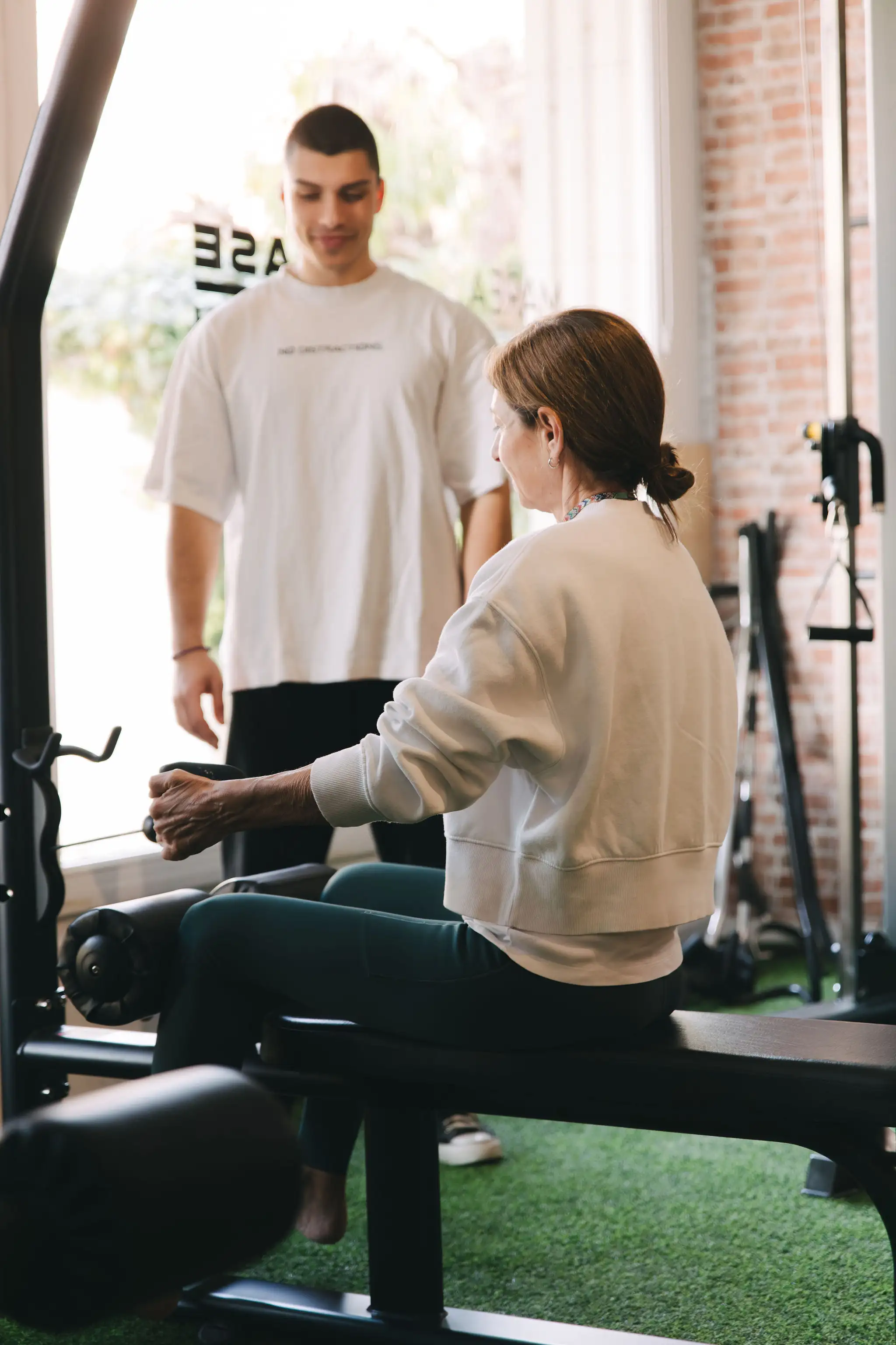 Sesión de entrenamiento personal en máquina en La Base Strength, Vilanova i la Geltrú