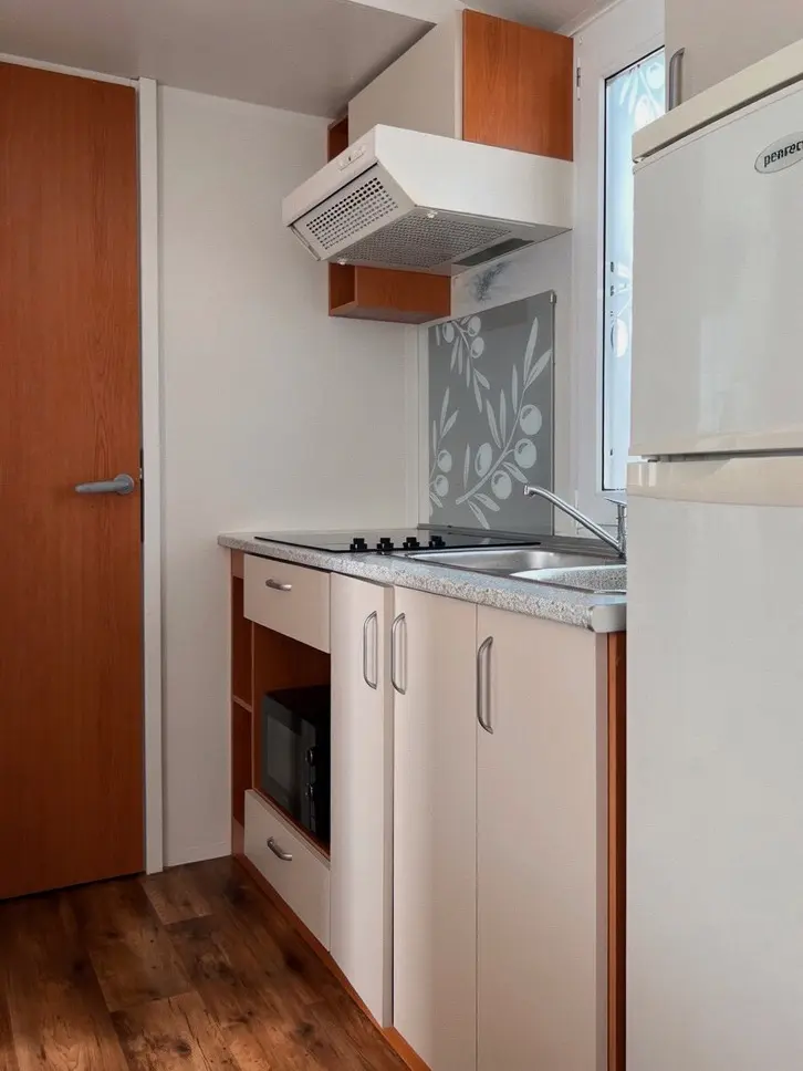 Kuhinja mobilne kućice Dvije Suze 4 s opremljenim ormarićima, hladnjakom i pločom za kuhanje