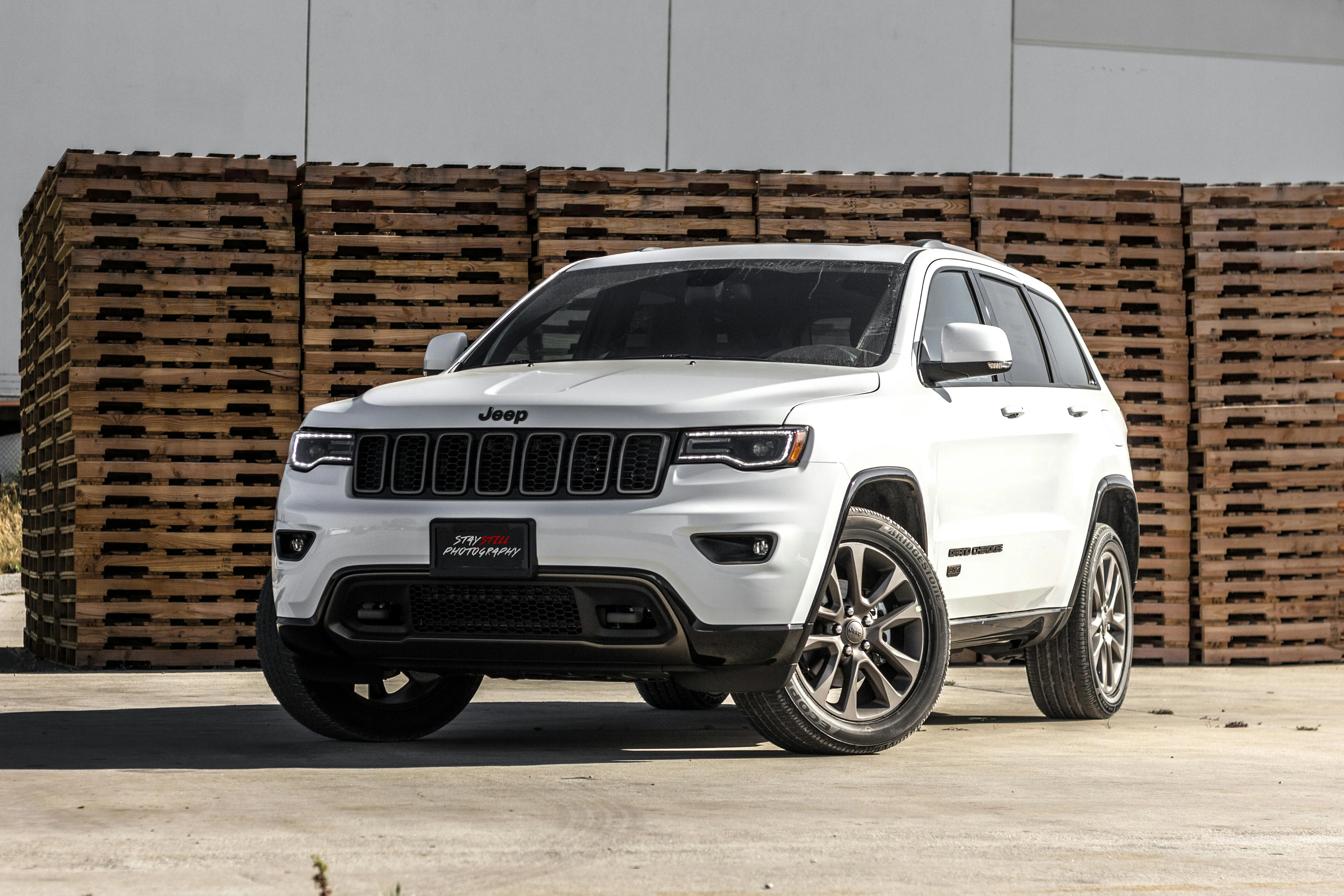 Découvrez le Jeep Grand Cherokee, le SUV américain par excellence : puissance, élégance et authenticité réunies dans un design musclé et intemporel.