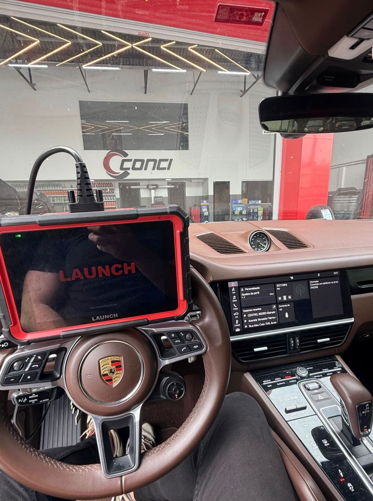 Manutenção de uma Porsche intenamente
